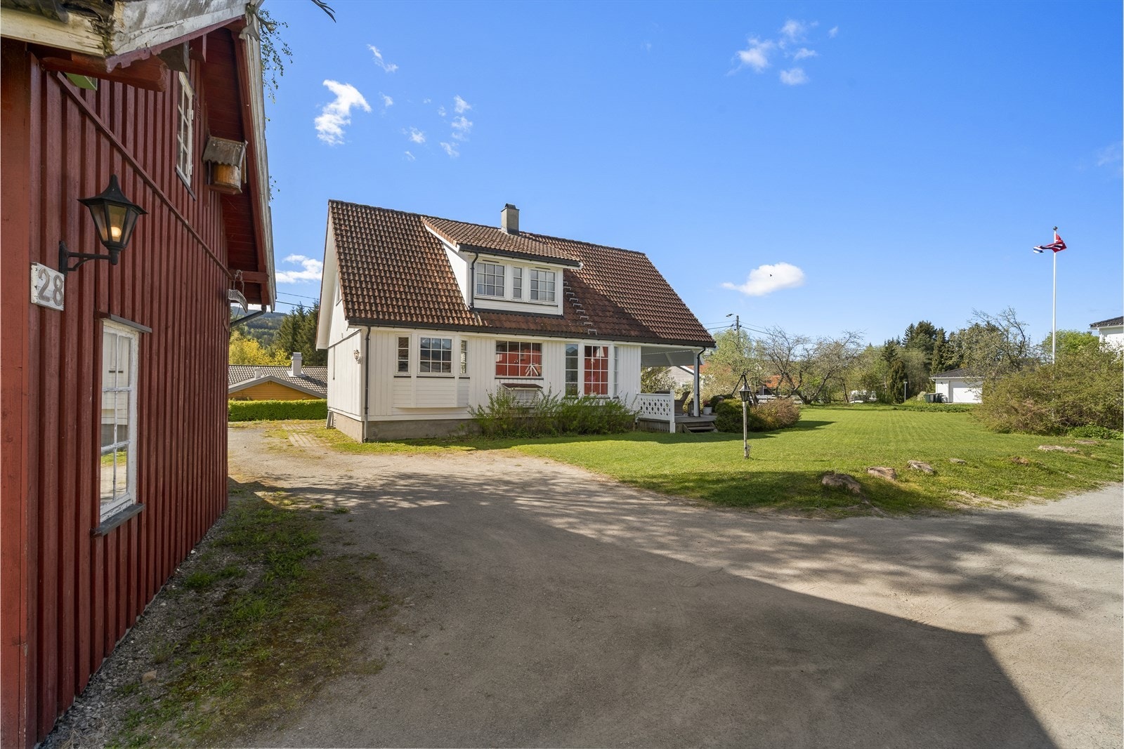Boligen er fra 1989 og oppfattes som velholdt med enkelte moderniseringsbehov. Eiendommen har en separat bygning på tomten som i dag benyttes som hobbyverksted. Galleribilde