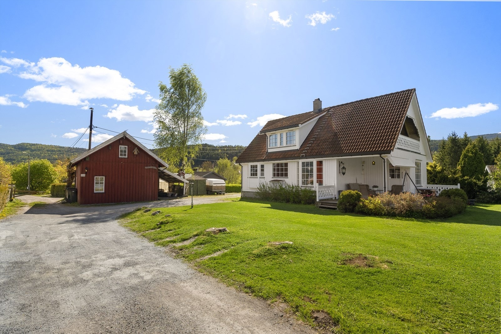 Velkommen til Bråtaveien 28, en flott tomt med gode solforhold i naturskjønne omgivelser. Galleribilde