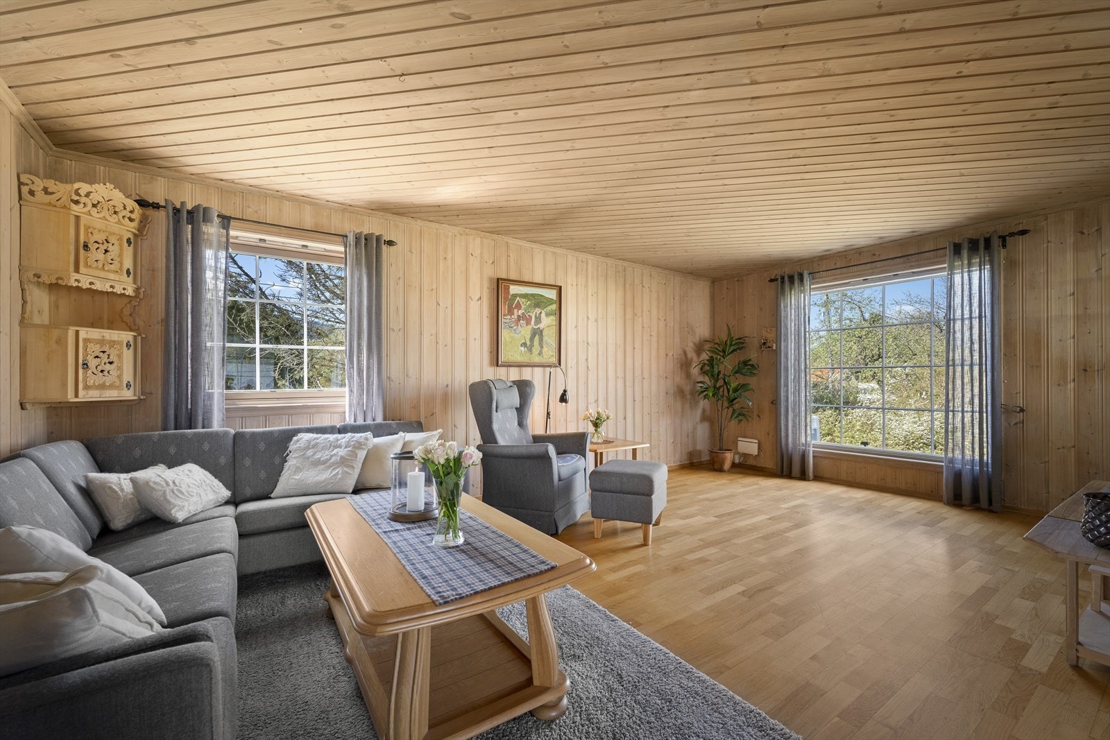 Stuen er romslig og koselig med store vindusflater. Galleribilde