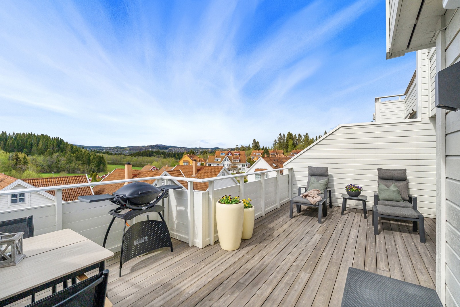 Leiligheten ligger fint til i leilighetskomplekset med nydelig utsikt og gode solforhold. Galleribilde