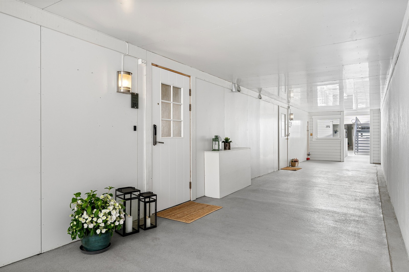 Svalgangen utenfor døren gjør at man slipper snø og regn helt opp til døra. Galleribilde