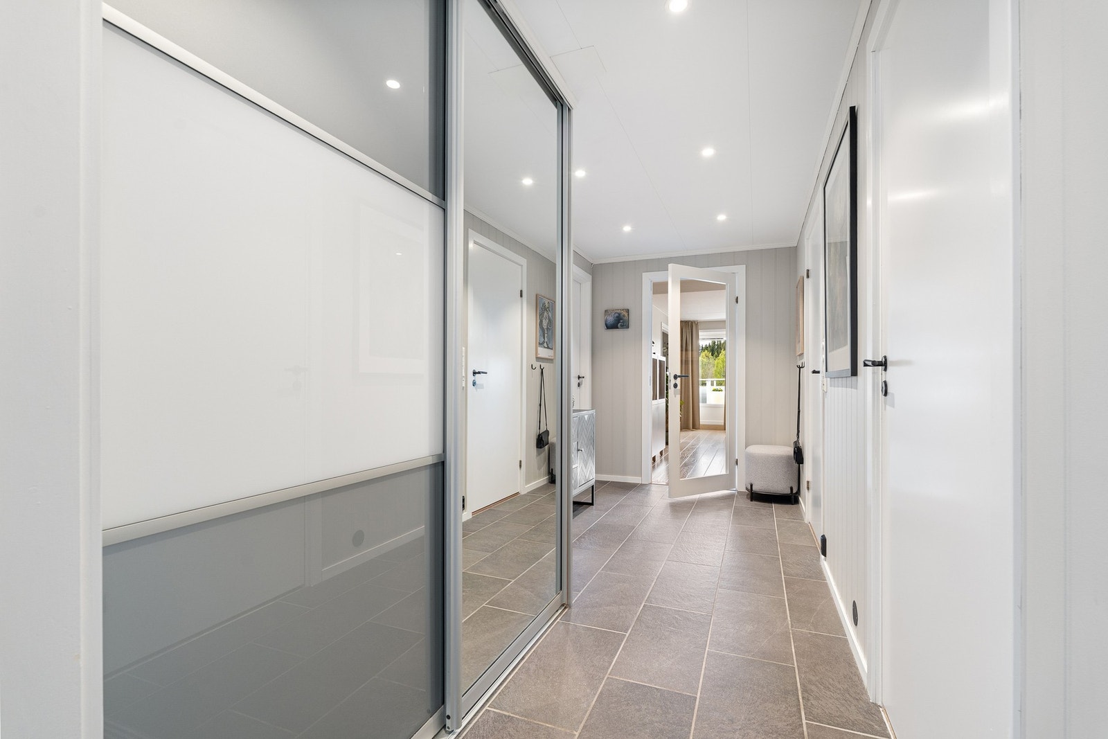 Inngangsparti med skyvedørsgarderobe og god plass til yttertøy og sko. Galleribilde
