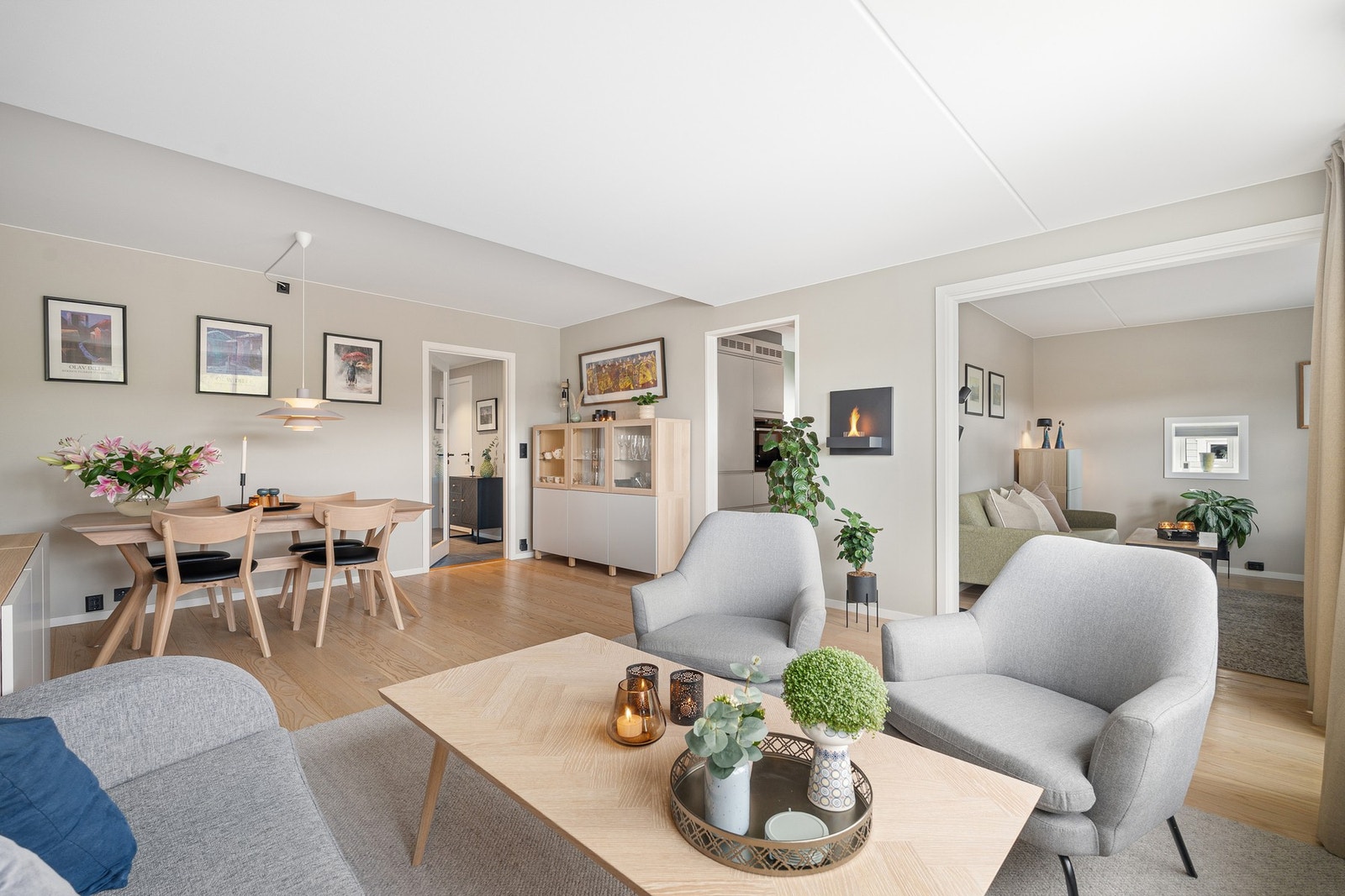 En moderne og stilren leilighet med gjennomgående pen standard. Galleribilde