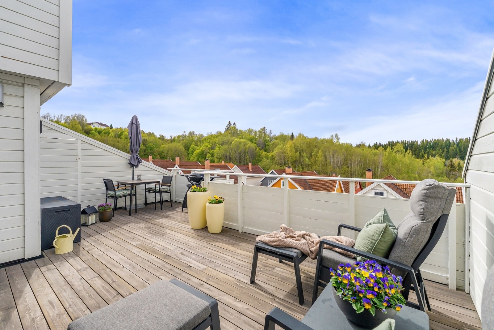 En særdeles stor og romslig terrasse på hele 21 kvm, med tilhørende bod på venstre side. Her er det god plass til ønsket utemøblement og grill. Galleribilde