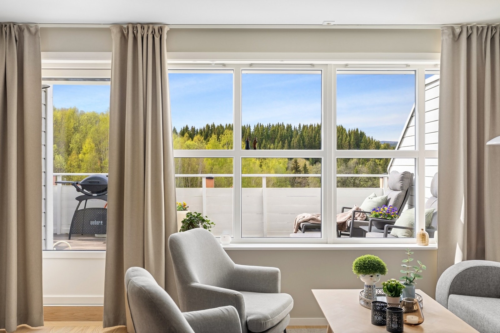 De store vindusoverflatene slipper inn rikelig med dagslys. Galleribilde