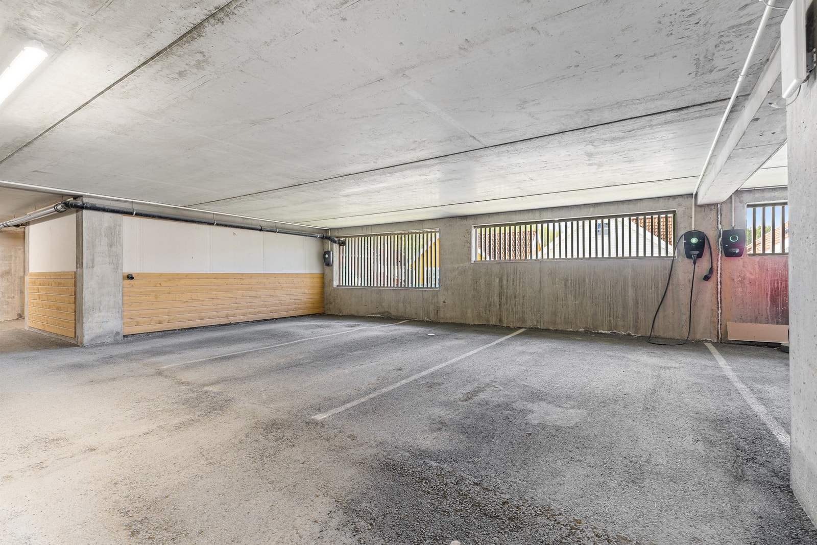 Tilhørende parkeringsplass i felles garasjeanlegg. Galleribilde