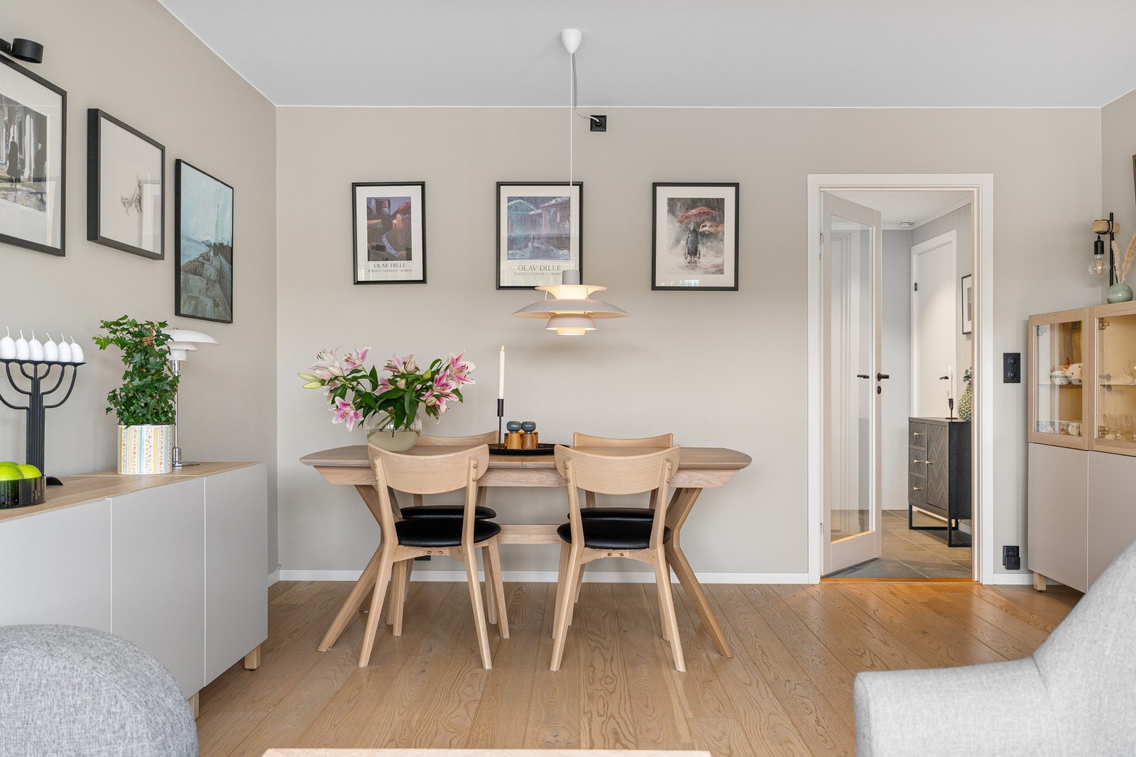 Det er godt med plass til både spisegruppe og sofagruppe på stua. Galleribilde