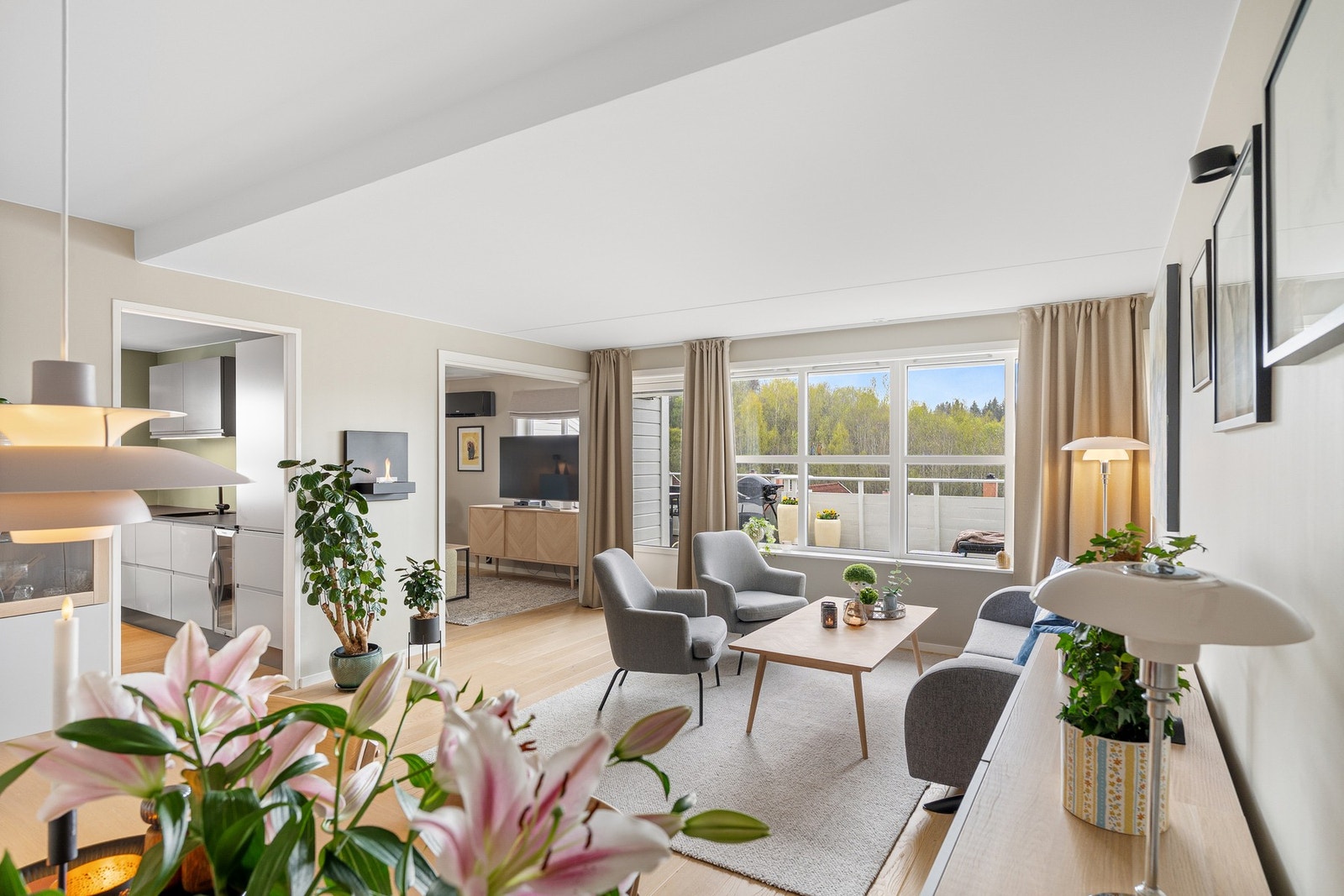 Velkommen inn til en stilfull og innbydende 3-roms leilighet på Okstadplassen! Galleribilde