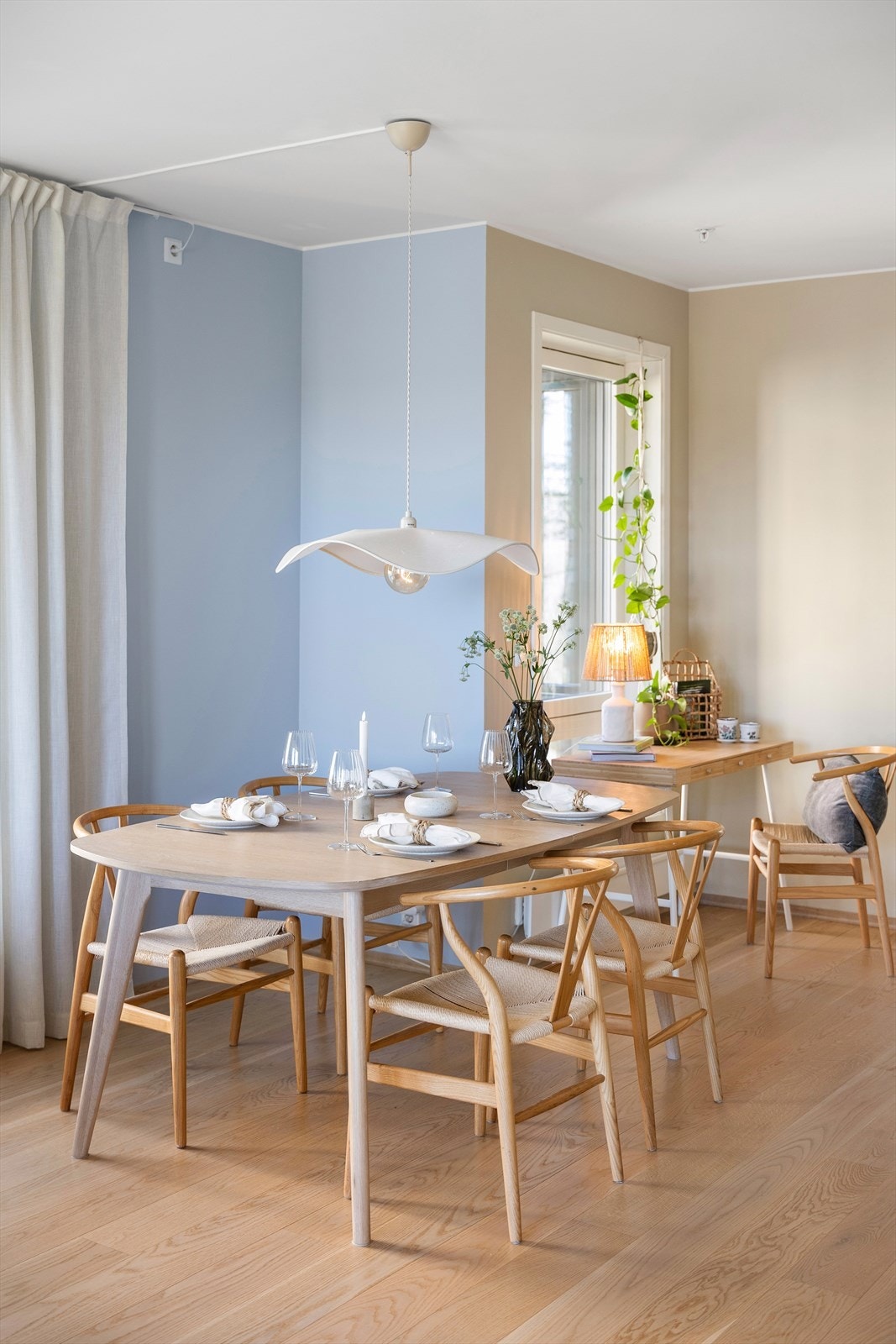 Lyse og nøytrale fargevalg på veggene gir et godt utgangspunkt for personlig innredning. Galleribilde