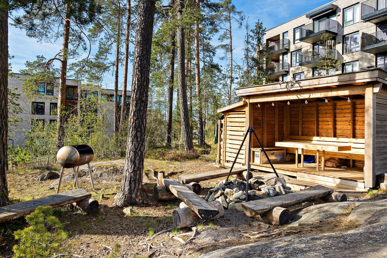 Sameiet har en egen gapahuk med bålpanne, et hyggelig samlingspunkt for beboerne. Galleribilde
