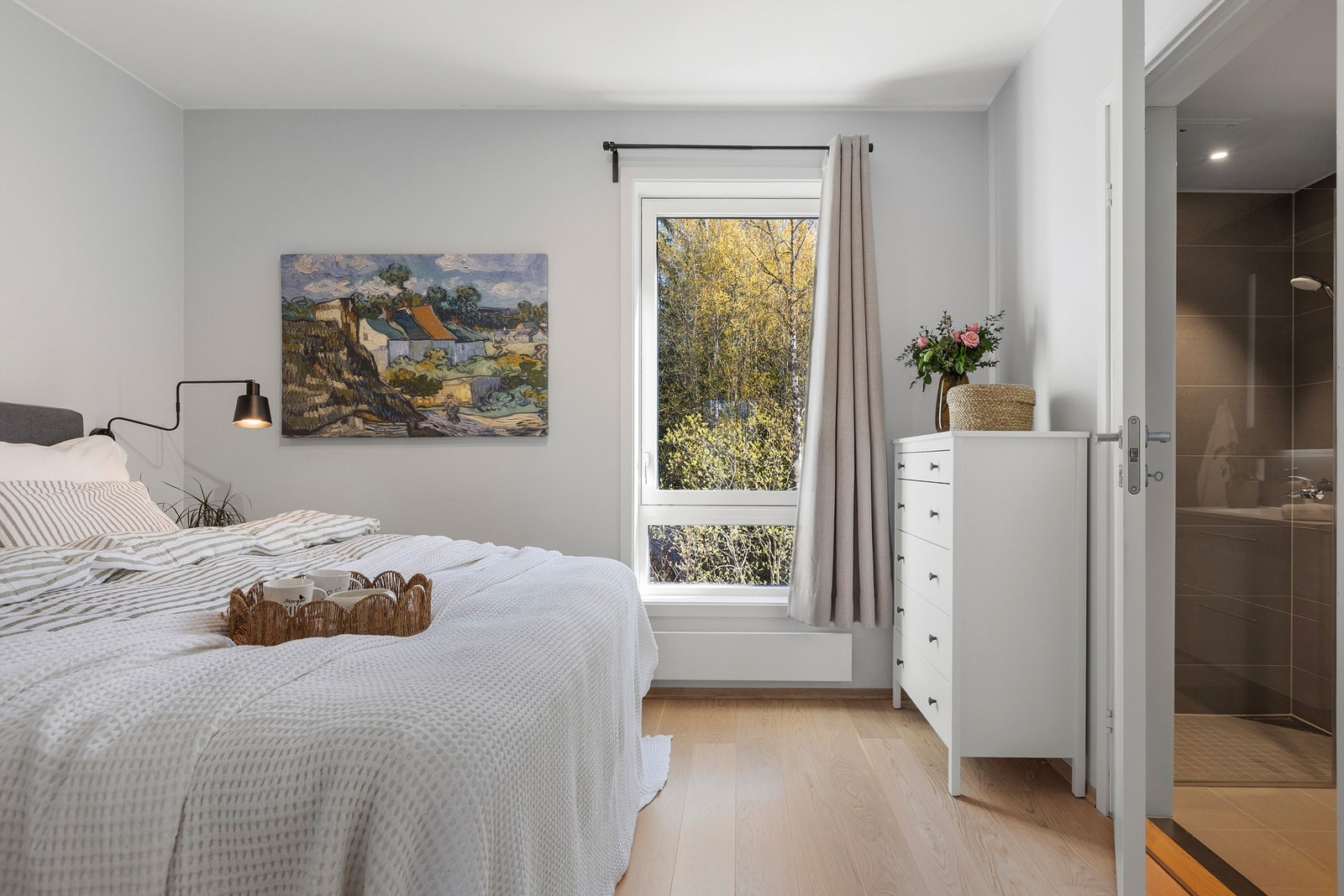 Hovedsoverommet har god plass til dobbeltseng og garderobeløsning, samt direkte adkomst til eget bad. Galleribilde