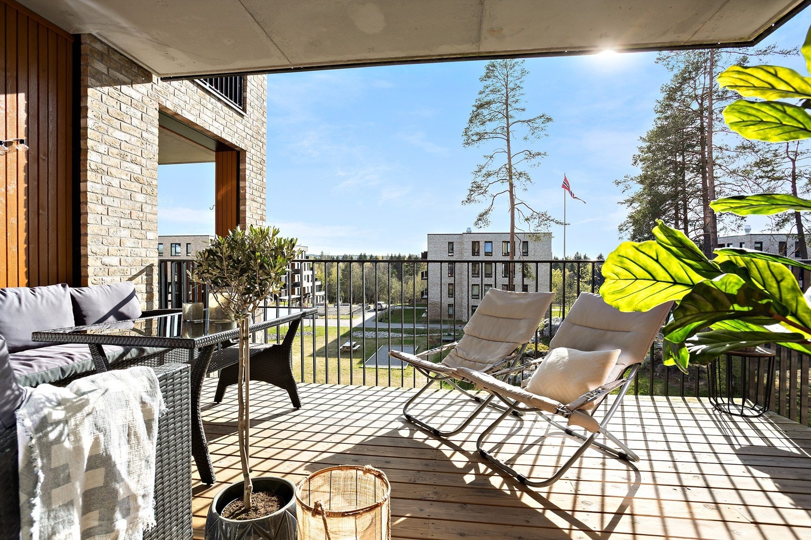 Den overbygde verandaen har gulv belagt med terrassebord og god plass til utemøbler. Galleribilde