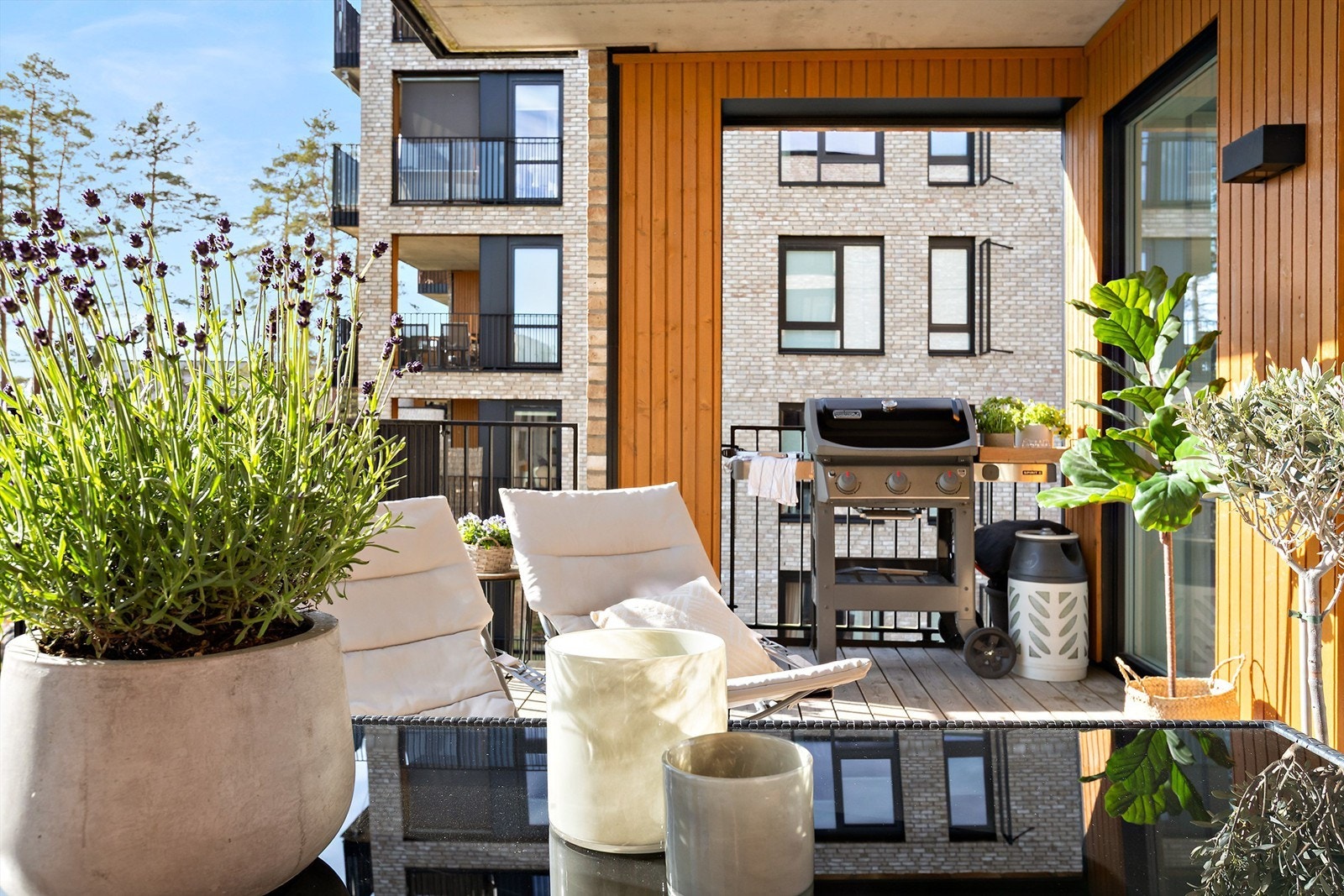 Her er det romslig nok for både grill, sittegruppe og beplantning. Galleribilde