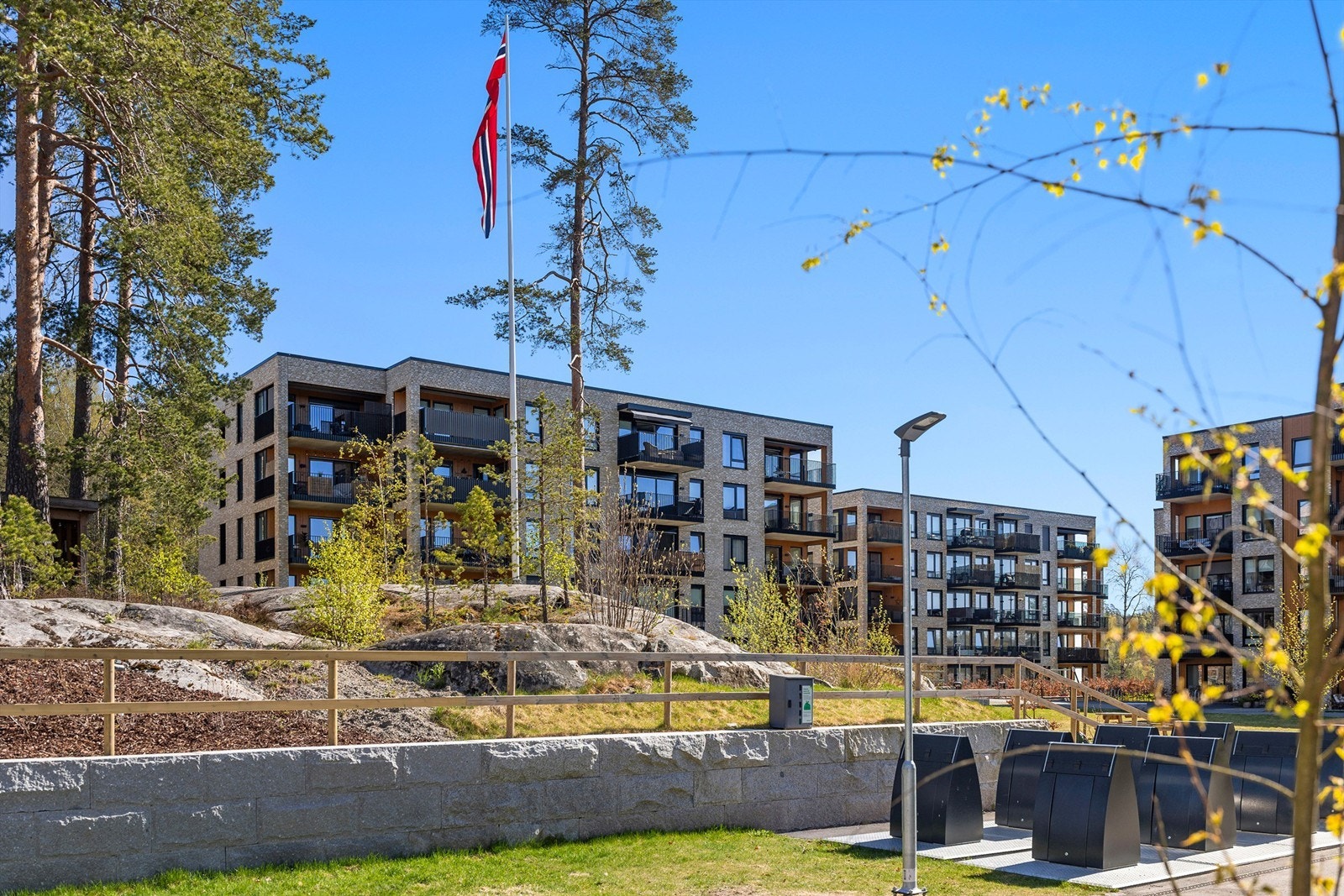 Fellesområdene er pent opparbeidet med plener, beplantning og sittegrupper til glede for beboerne. Galleribilde