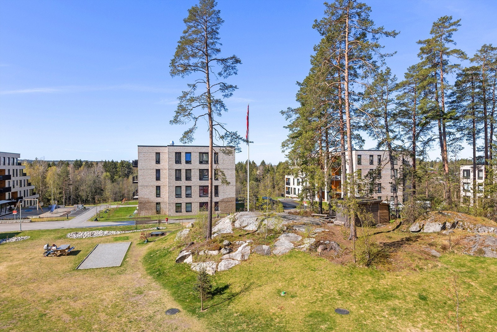 Et barnevennlig område med lekeplasser og trygge fellesarealer. Galleribilde