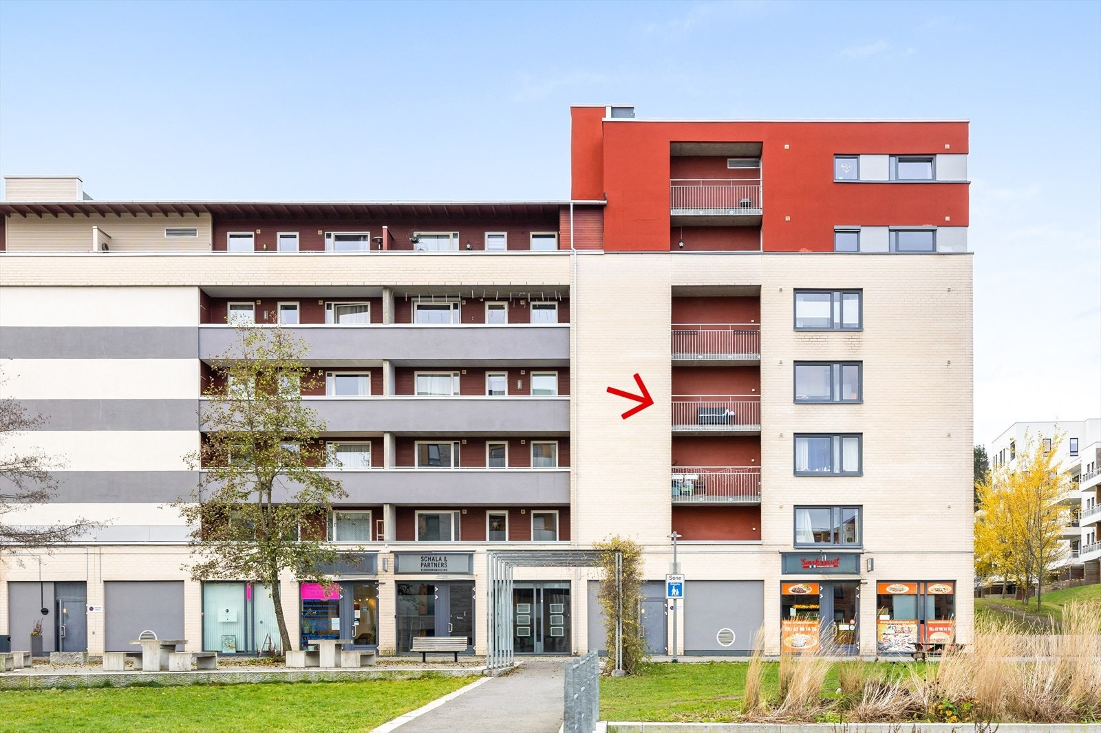 Beliggende i tredje etasje, med utsyn over rolige fellesområder. Galleribilde