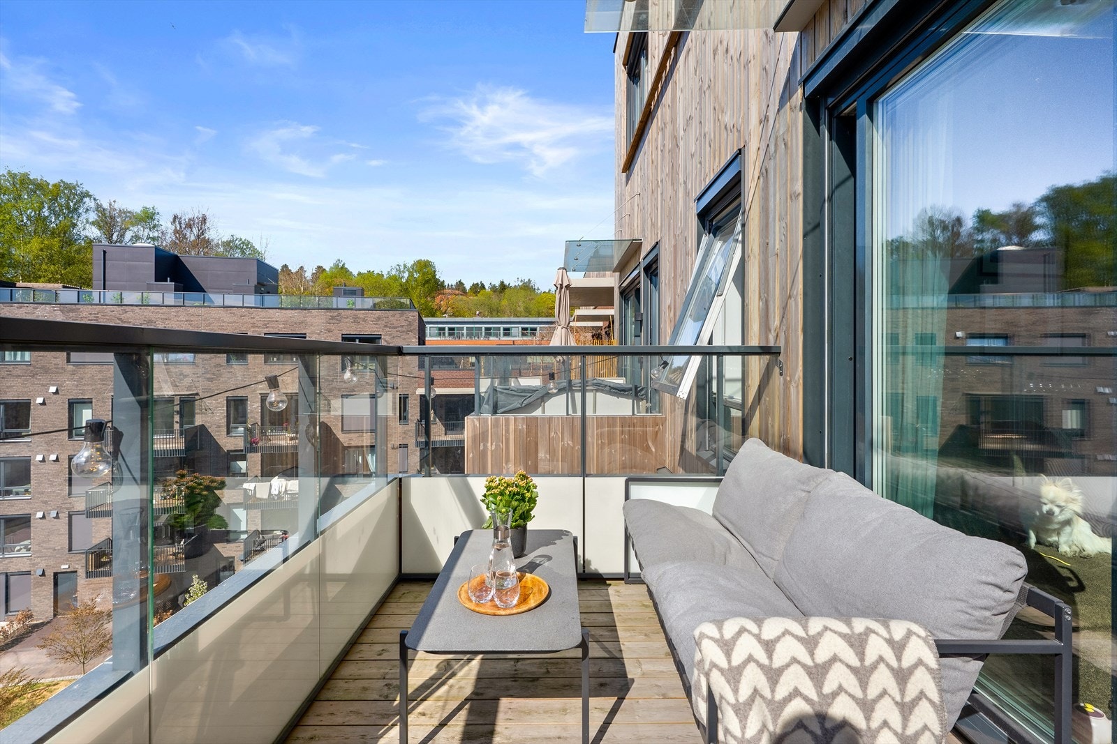 Skyvedører skaper en forlengelse av stuen i sommerhalvåret. Galleribilde