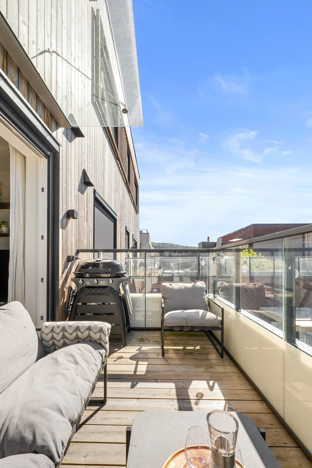 Her er det plass til både utemøbler og grill. Galleribilde