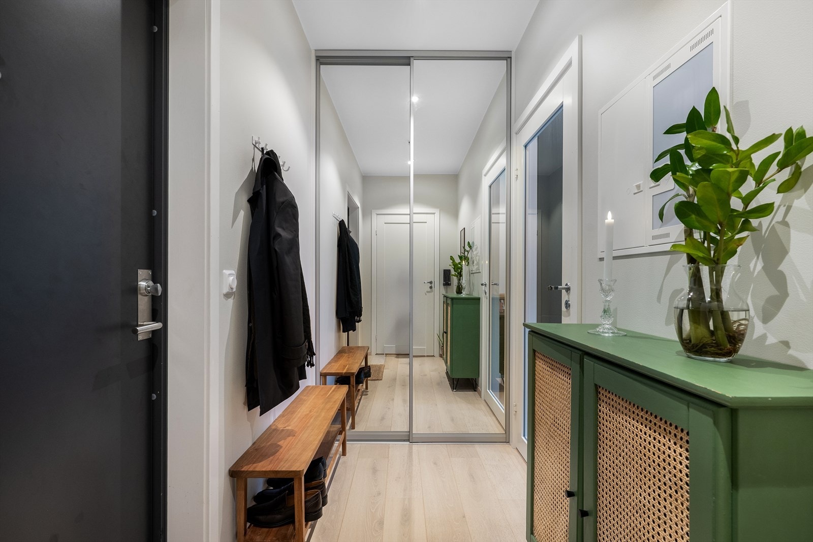 Plassbygget skyvedørsgarderobe gir effektiv oppbevaring i entréen. Galleribilde