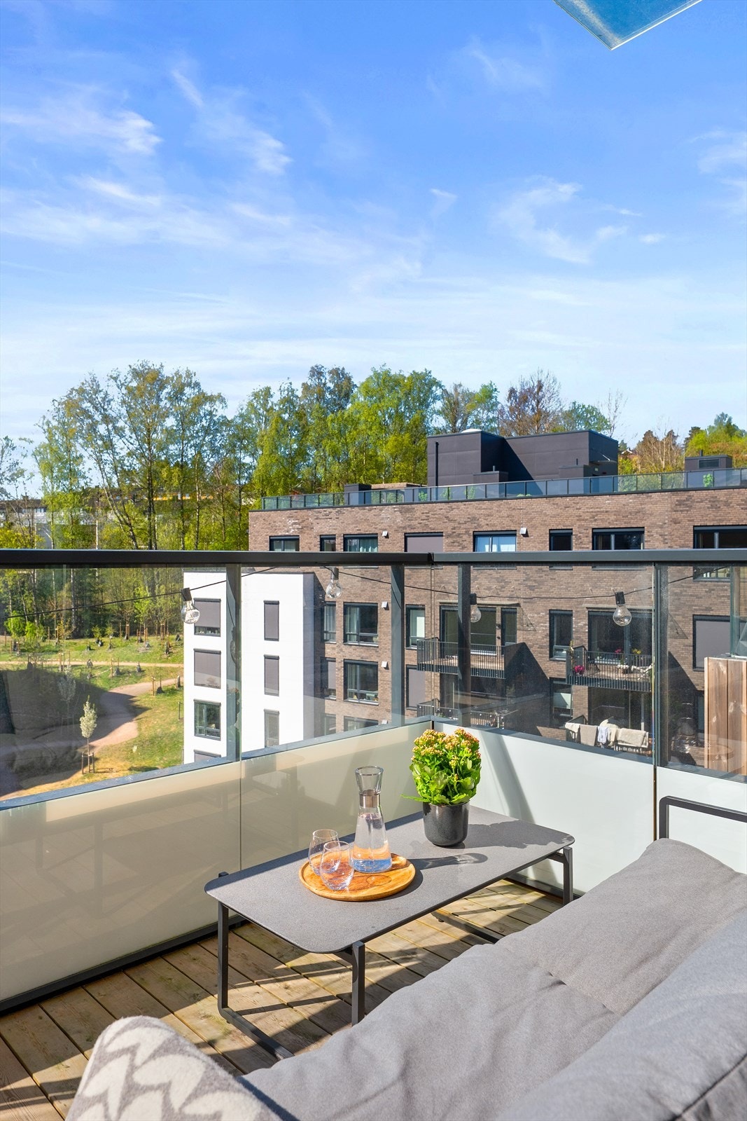 Balkongen er ca. 6,6 kvm og har god plass til utemøblement. Fint utsyn ut over nabolaget. Her kan man nyte hyggelige kvelder i sommerhalvåret. Galleribilde