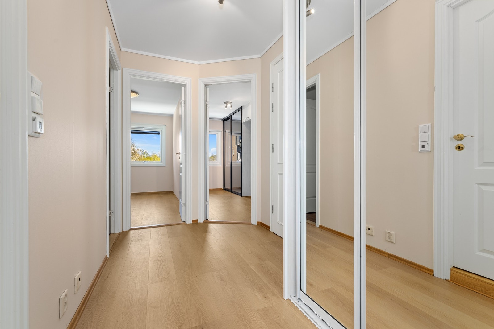 Romslig gang med garderobeskap Galleribilde