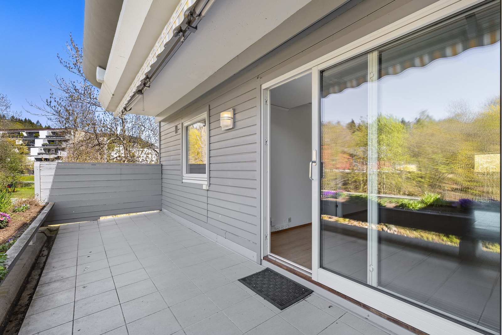 Stue med utgang til balkong Galleribilde