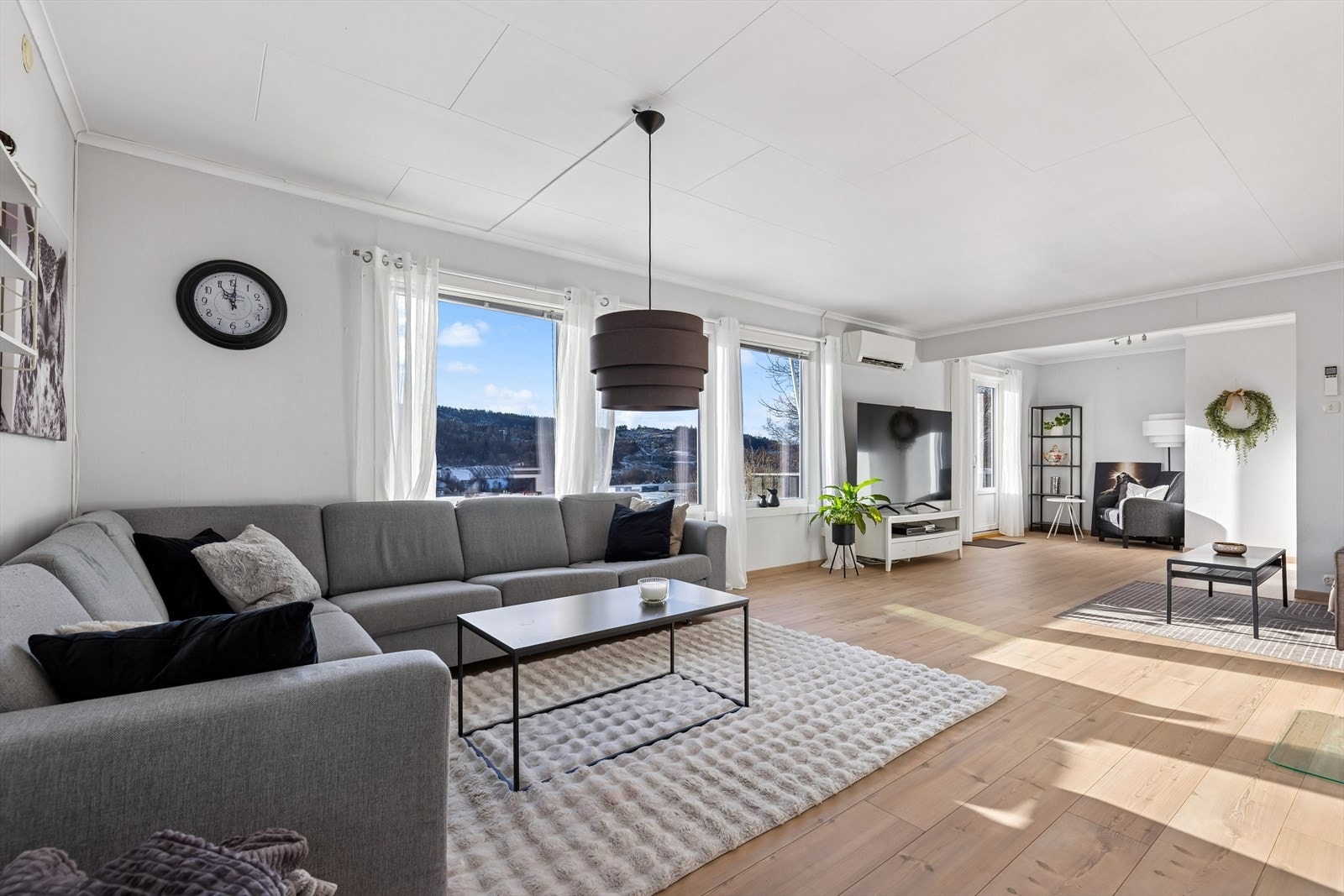 Store vindusflater slipper inn naturlig lys noe som skaper en fin atmosfære. Galleribilde