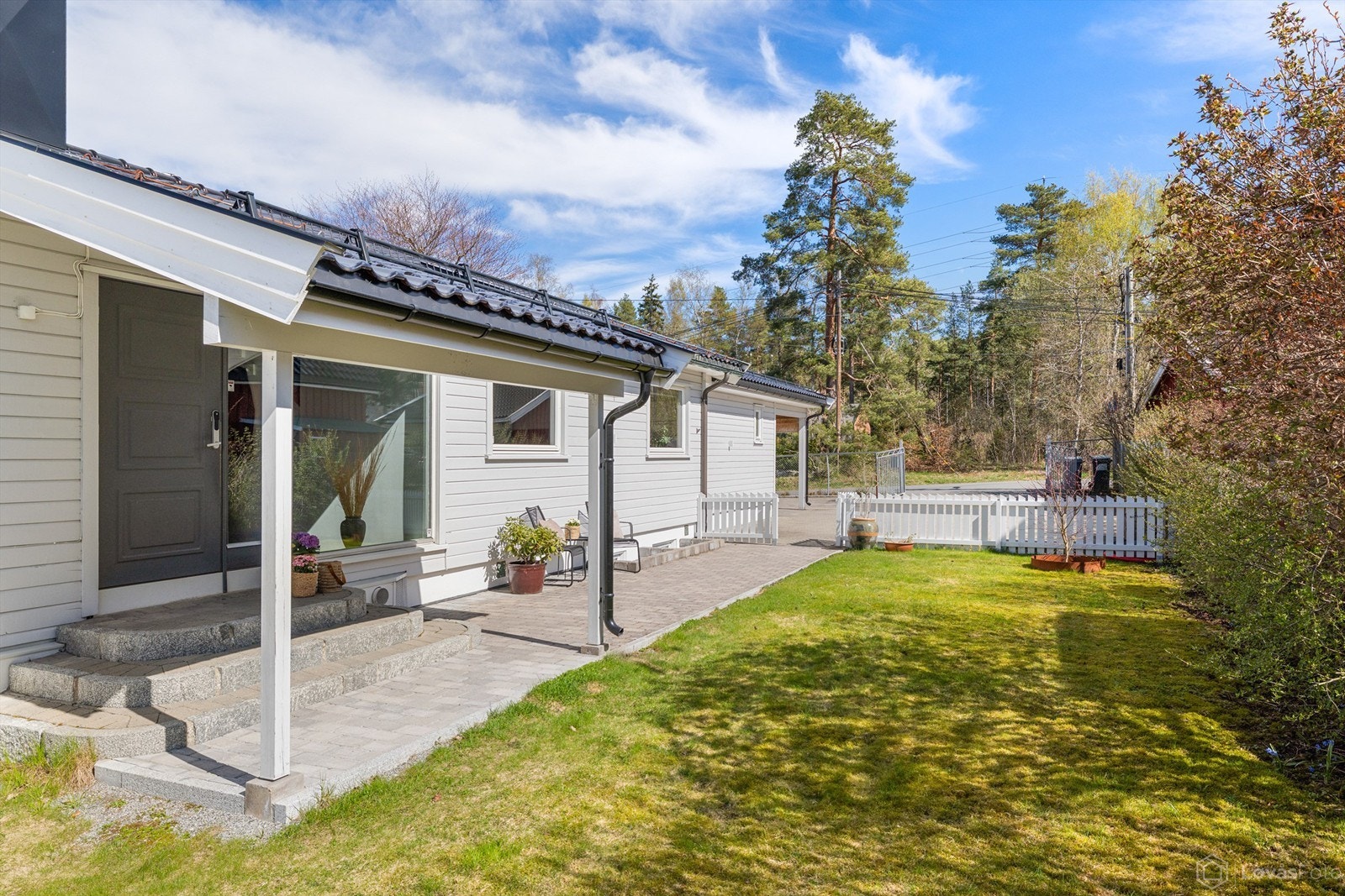 Gårdsplassen er brosteinsbelagt, noe som gir et ryddig og velstelt førsteinntrykk, i tillegg til gode parkeringsforhold. Galleribilde