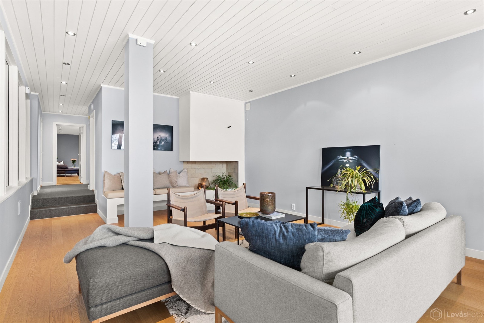 Rommet har moderne, malte flater, en-stavs parkett gulv, og gulvvarme som gir jevn og behagelig komfort. Galleribilde