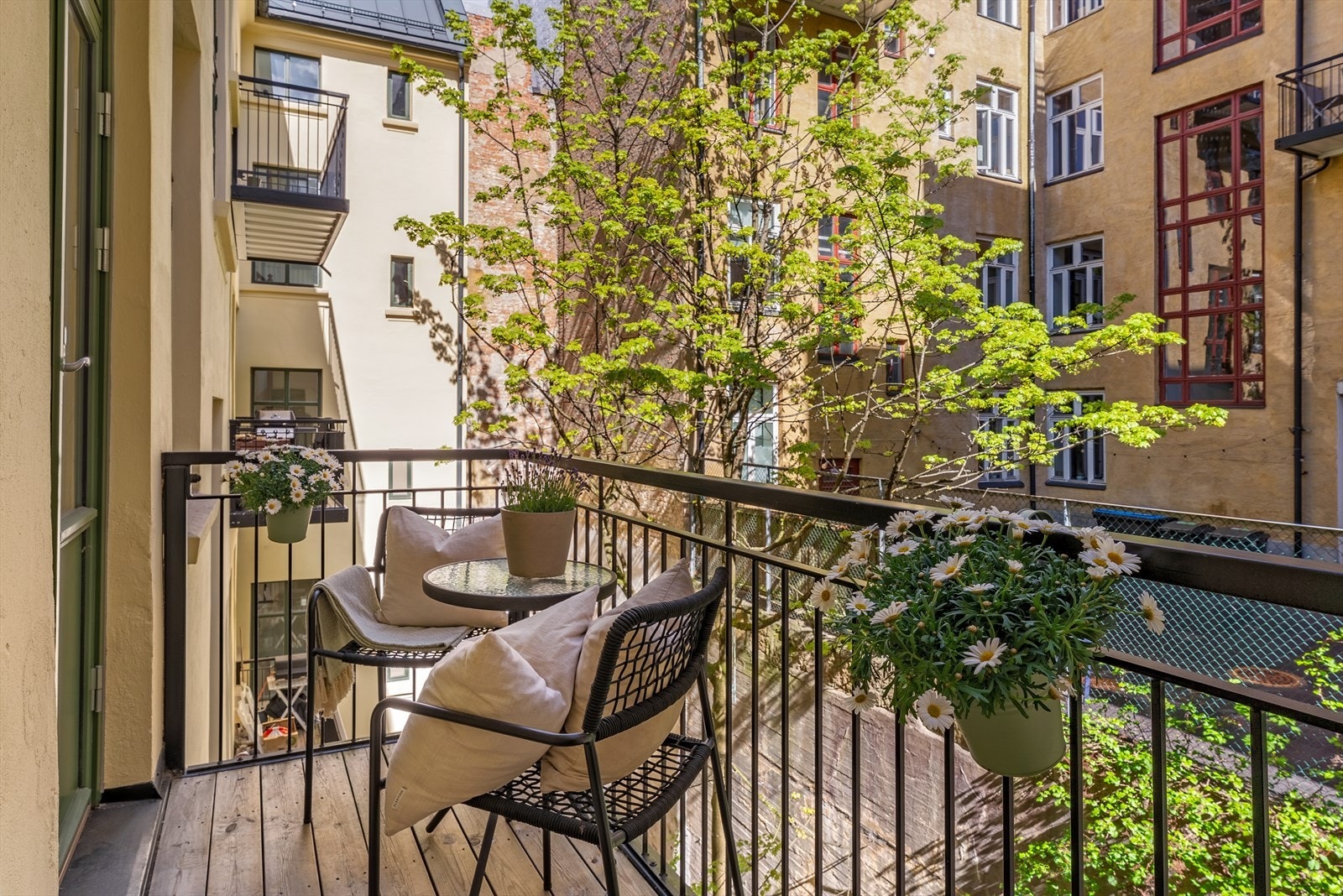 Overbygget balkong fra 2019 på ca. 4 m² vendt mot bakgården. Galleribilde