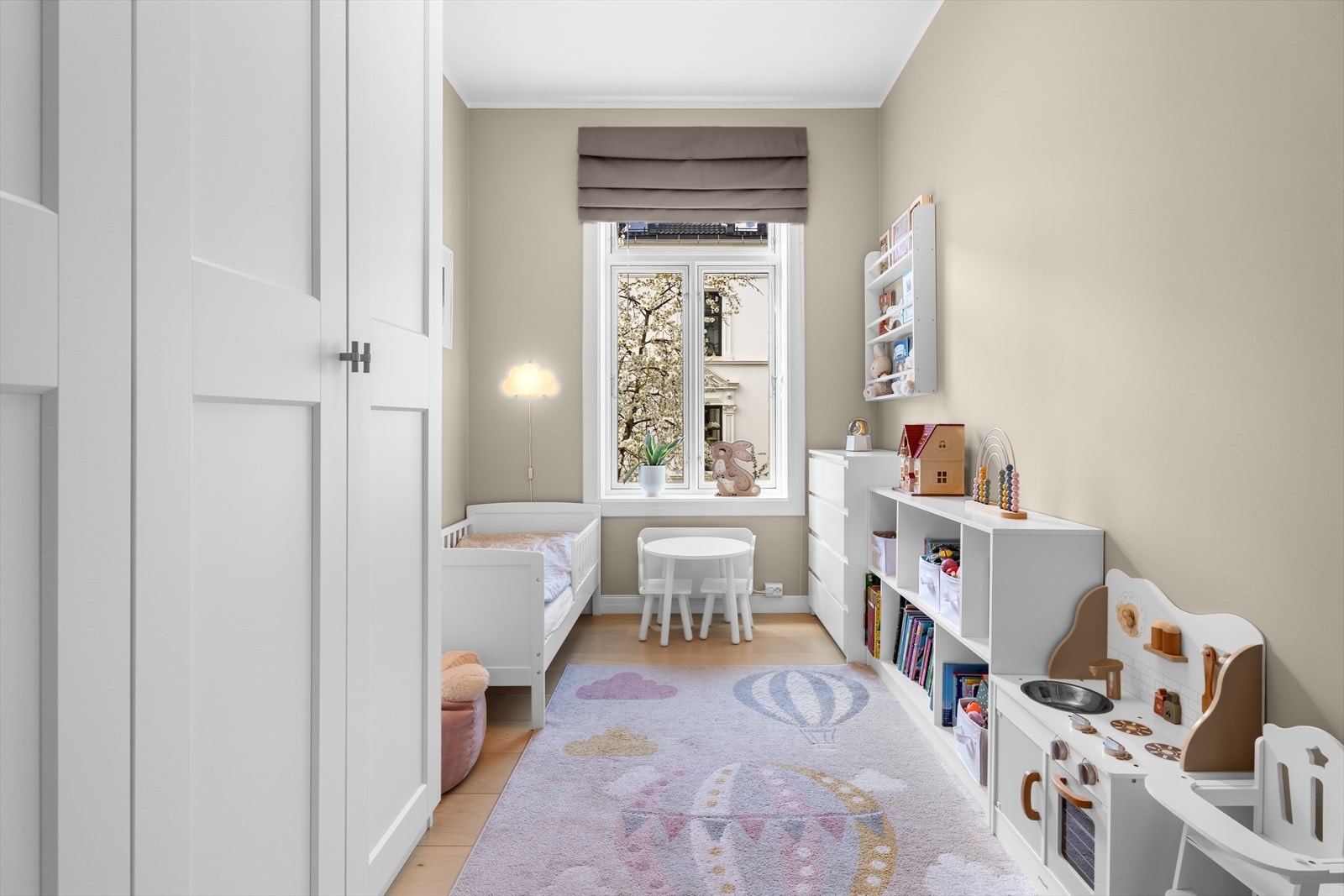 Soverom nr. 3 på ca. 9 m² med 2 meter garderobeskap (montert i 2023). Rommet er 2,40 meter bredt og har god plass til seng på tvers. Lystett liftgardin kan medfølge etter nærmere avtale. Galleribilde