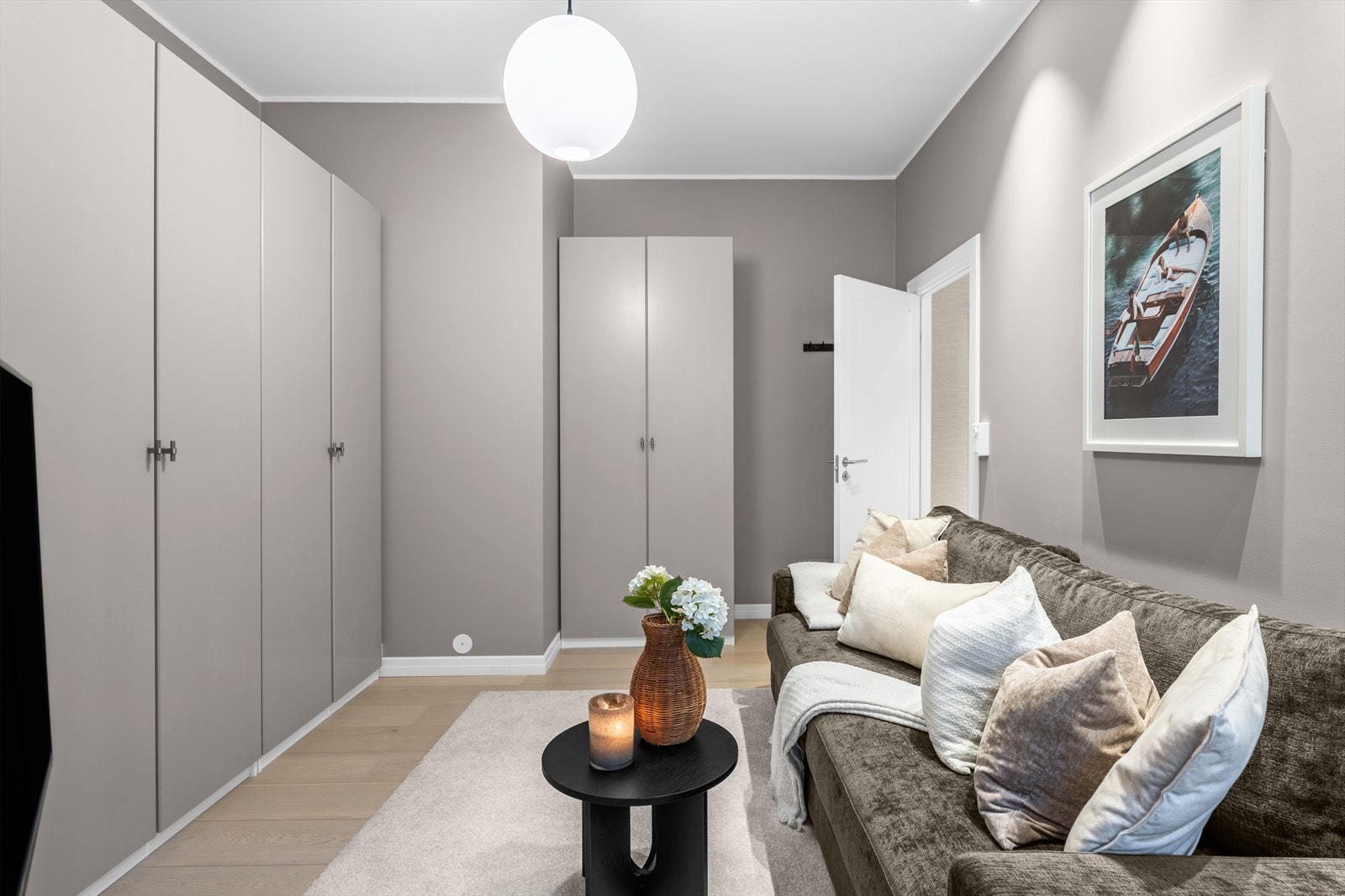 Hele 3 meter garderobeskap med fronter lakkert i Jotun Kalkgrå, samme farge som veggen. Et svært anvendelig rom med flere innredningsmuligheter. Galleribilde