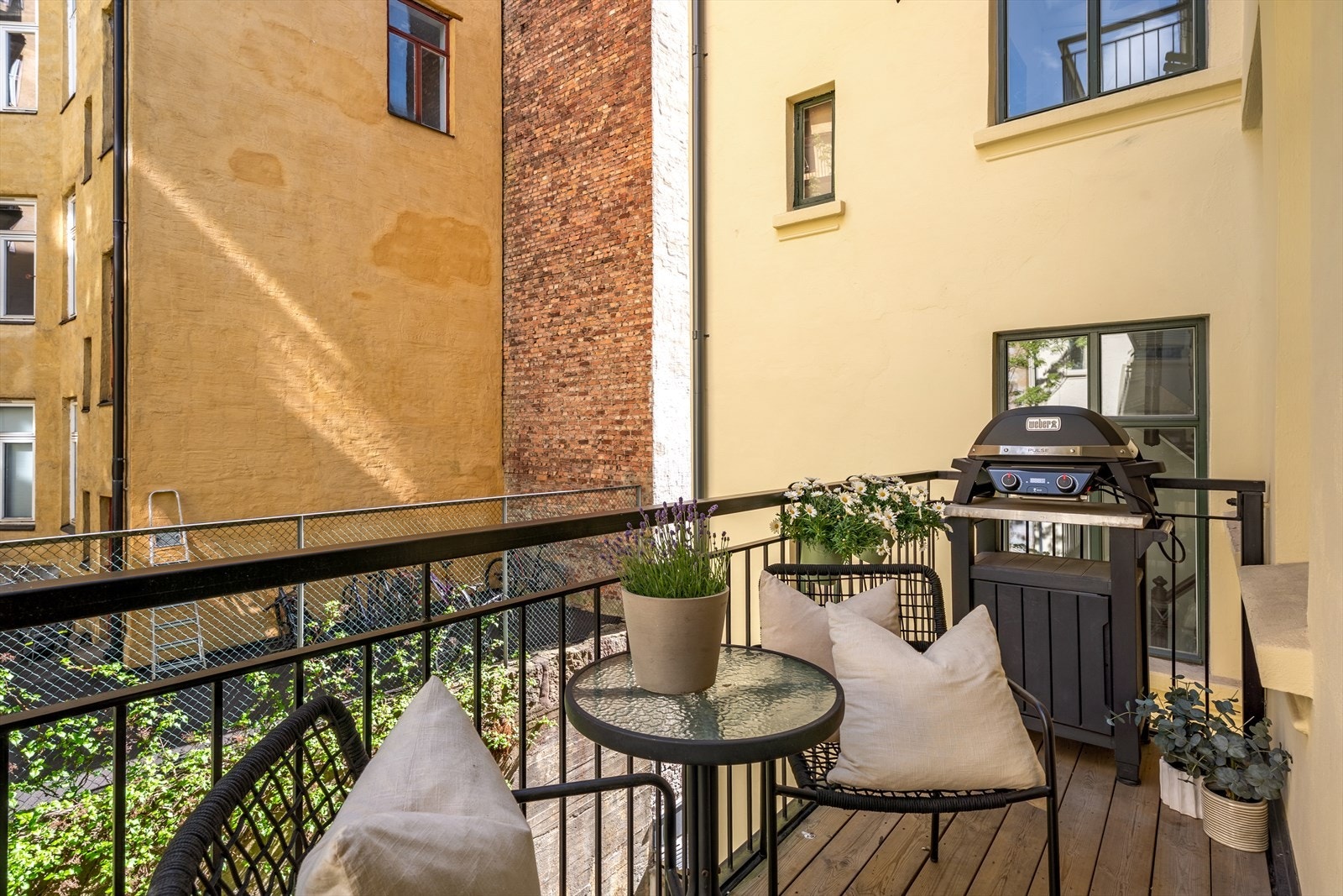 Balkongen har strømuttak på vegg og plass til utemøbler og grill. Galleribilde