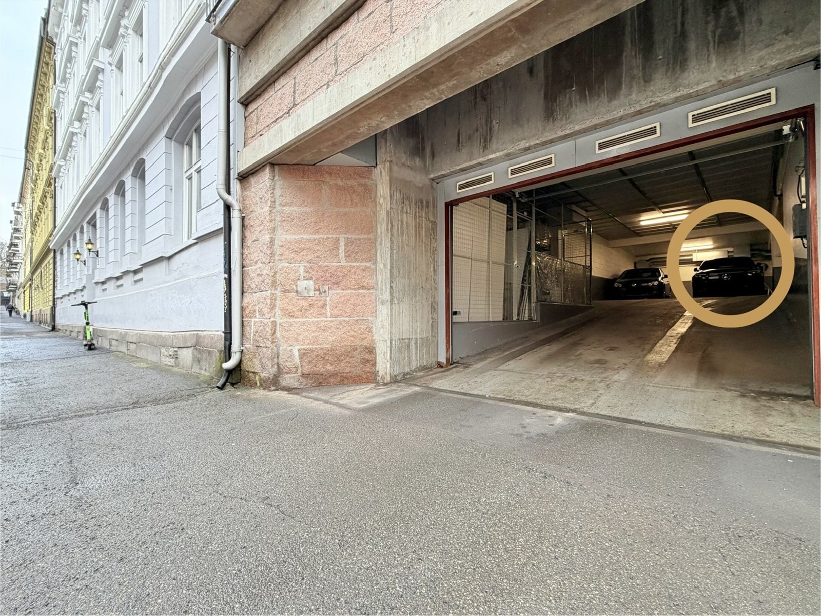 Selger leier en garasjeplass med el-lader kun 30 meter unna som kan overtas av kjøper for kr 2.000,- pr mnd. Det er for øvrig beboerparkering og offentlige ladestasjoner i omkringliggende gater. Galleribilde