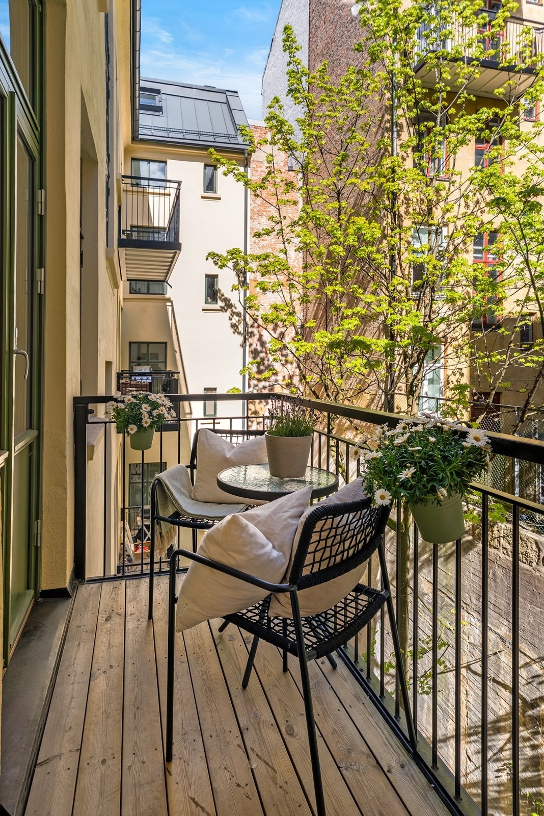 En hyggelig uteplass på varme sommerdager. Svært rolig mot lukket bakgård. Galleribilde