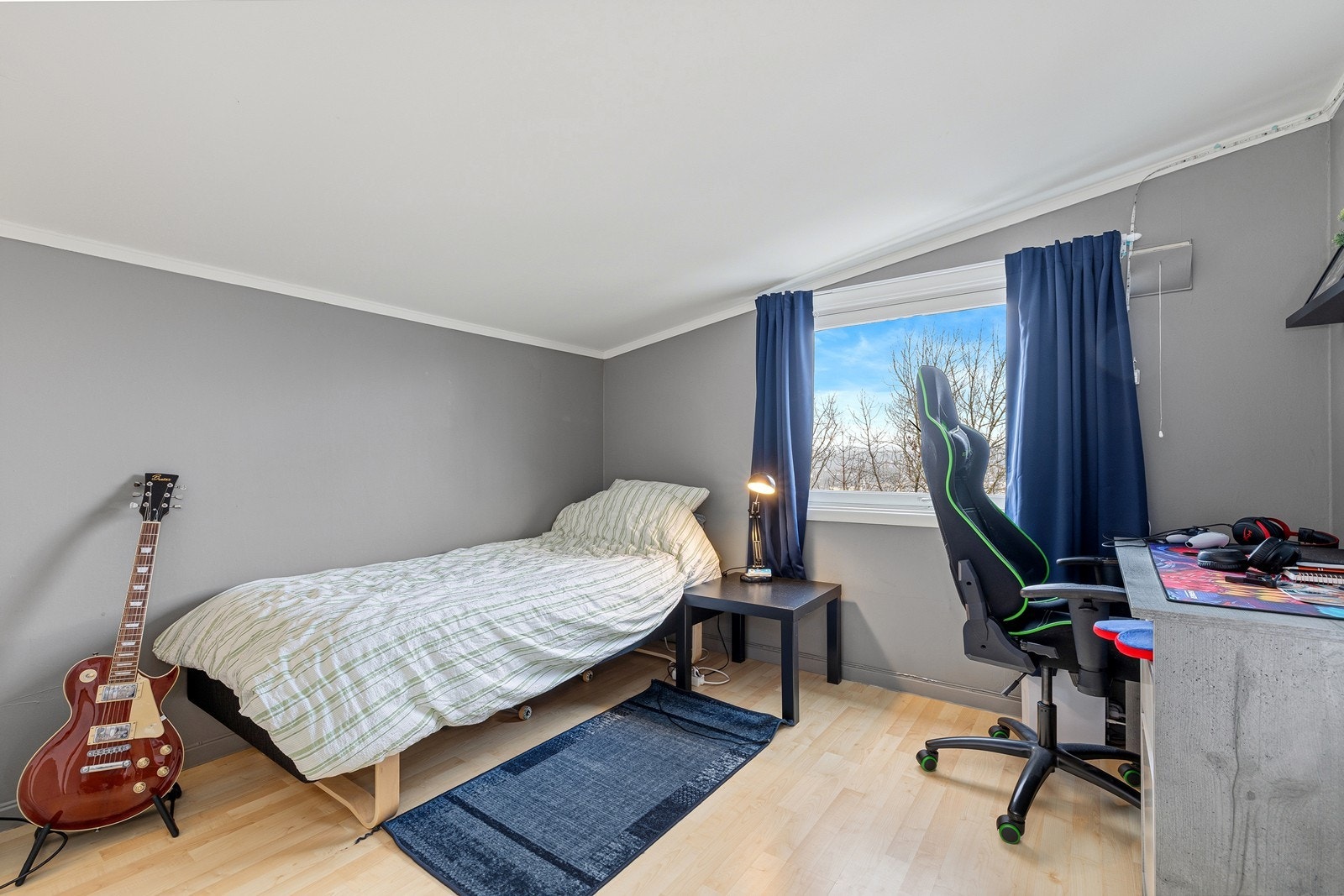 Her er det plass til skrivebord og seng. Galleribilde