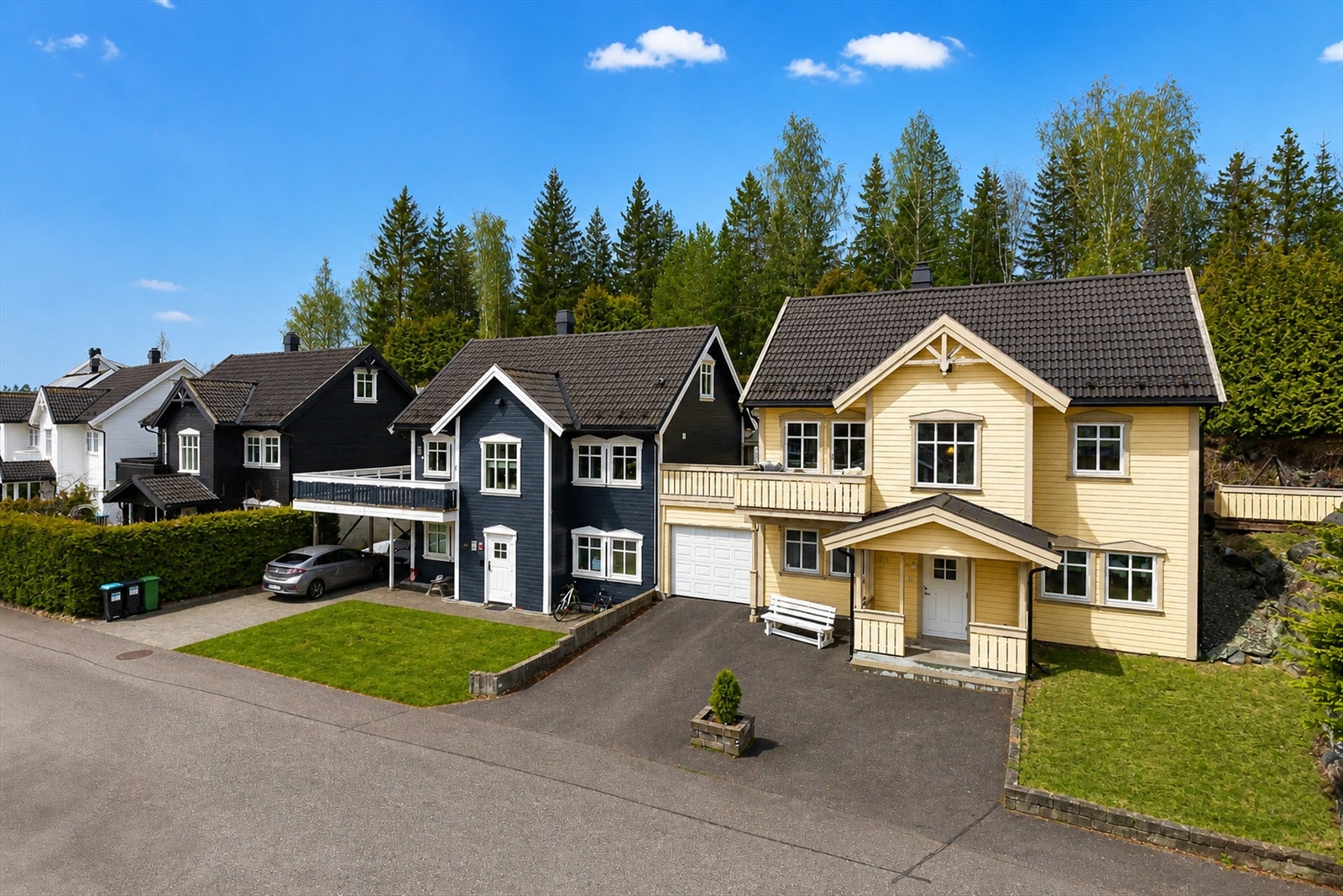 Kjedet enebolig fra 2008 med integrert garasje og asfaltert gårdsplass. Eiendommen ligger som den siste i rekken, på en rolig og skjermet endetomt. Galleribilde