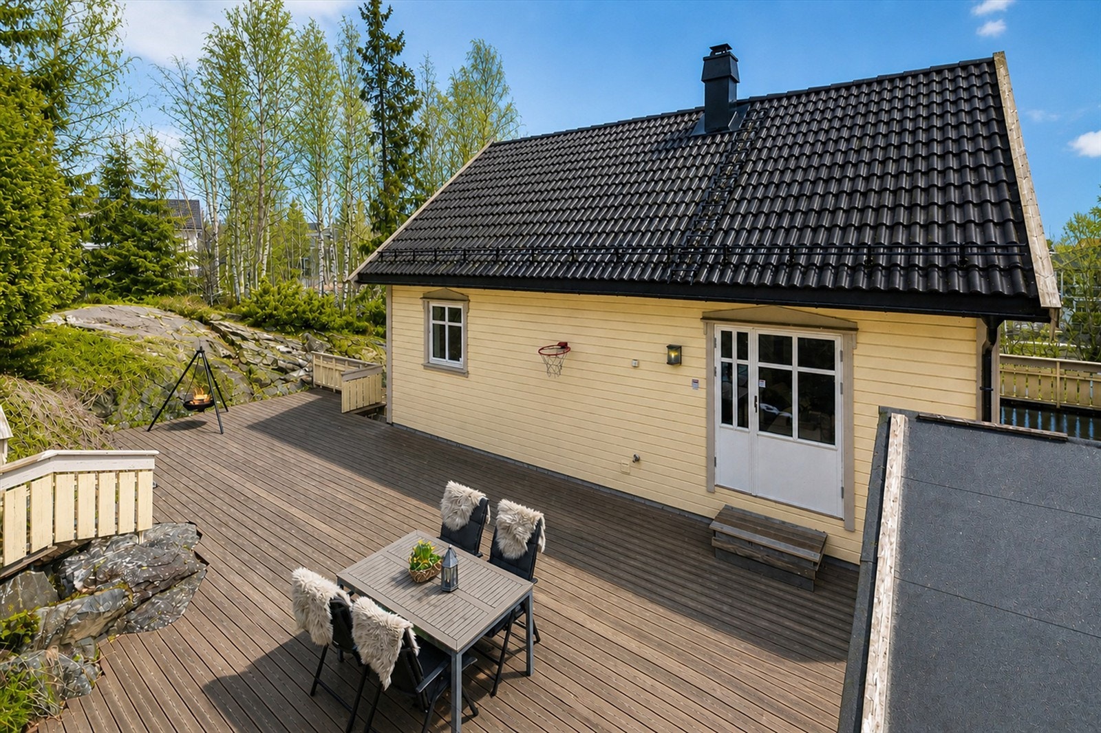 Fra stuen i første etasje er det direkte utgang til en terrasse på hele 67 m². Her er det rikelig med plass for flere sittegrupper og sosiale soner. Galleribilde