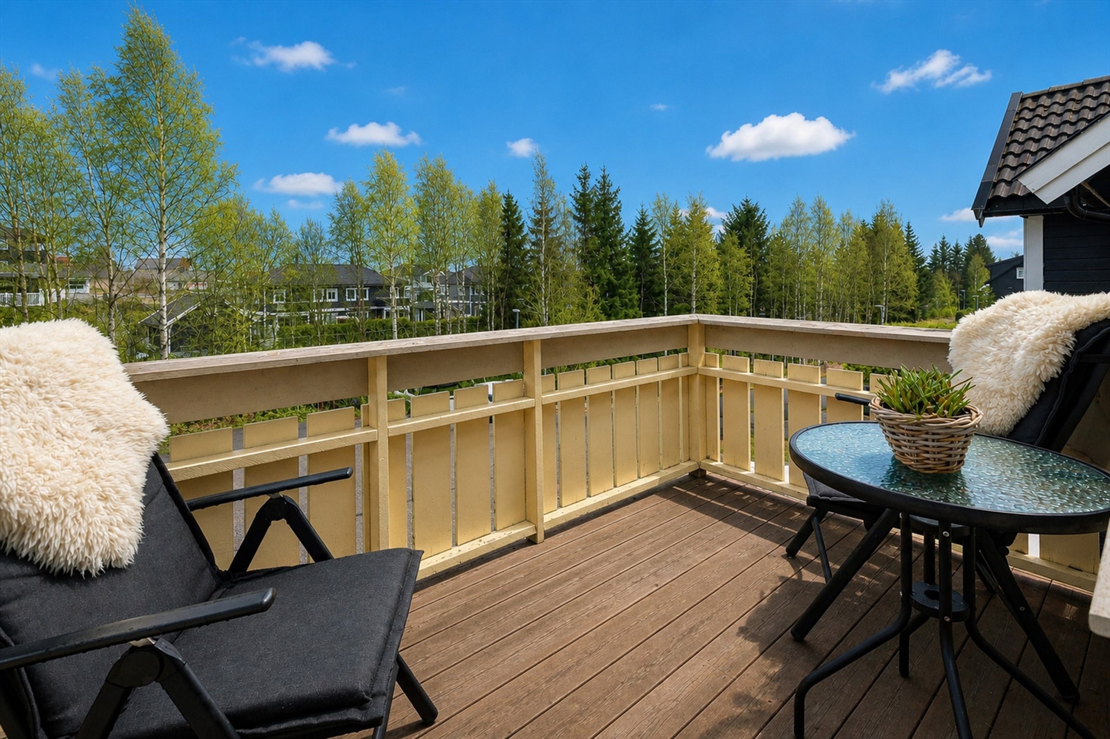 I tillegg til den store terrassen, har boligen en veranda på 5 m² med utgang fra stuen. Galleribilde