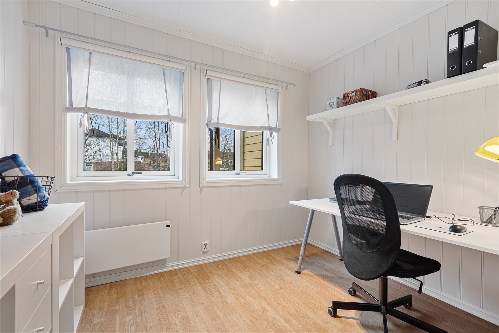 Det andre soverommet i etasjen, i dag benyttet som kontor. Boligen har balansert ventilasjon for et sunt inneklima. Galleribilde