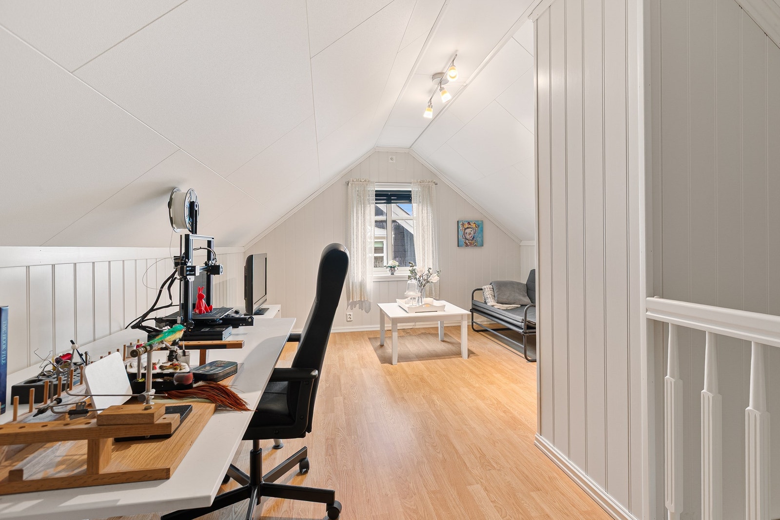 Fra loftet er det adkomst til kryploft via luke i knevegg, som gir ekstra lagringsmuligheter. Galleribilde