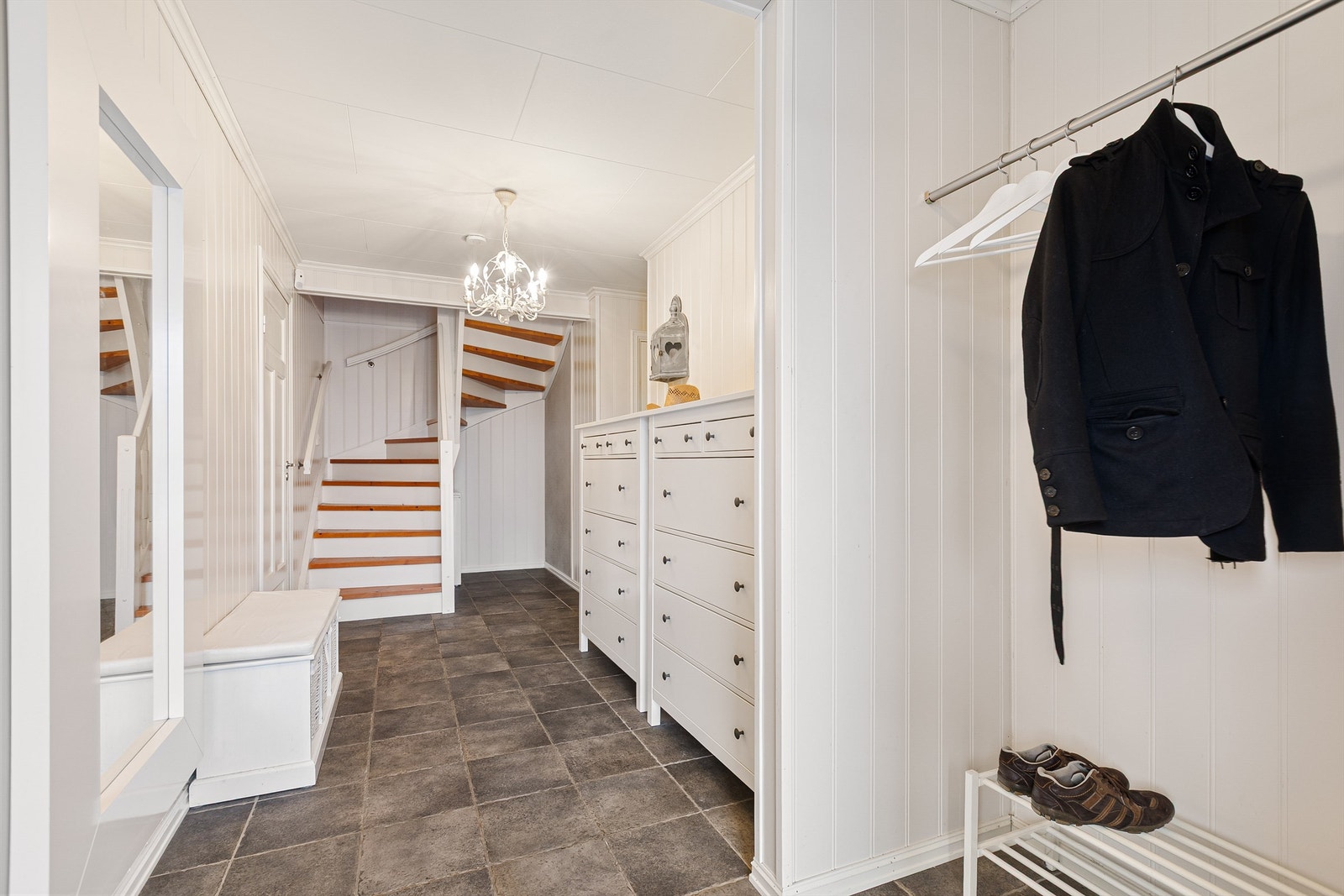 Fra entreen fører en malt tretrapp deg videre opp til boligens hovedetasje og loft. Galleribilde