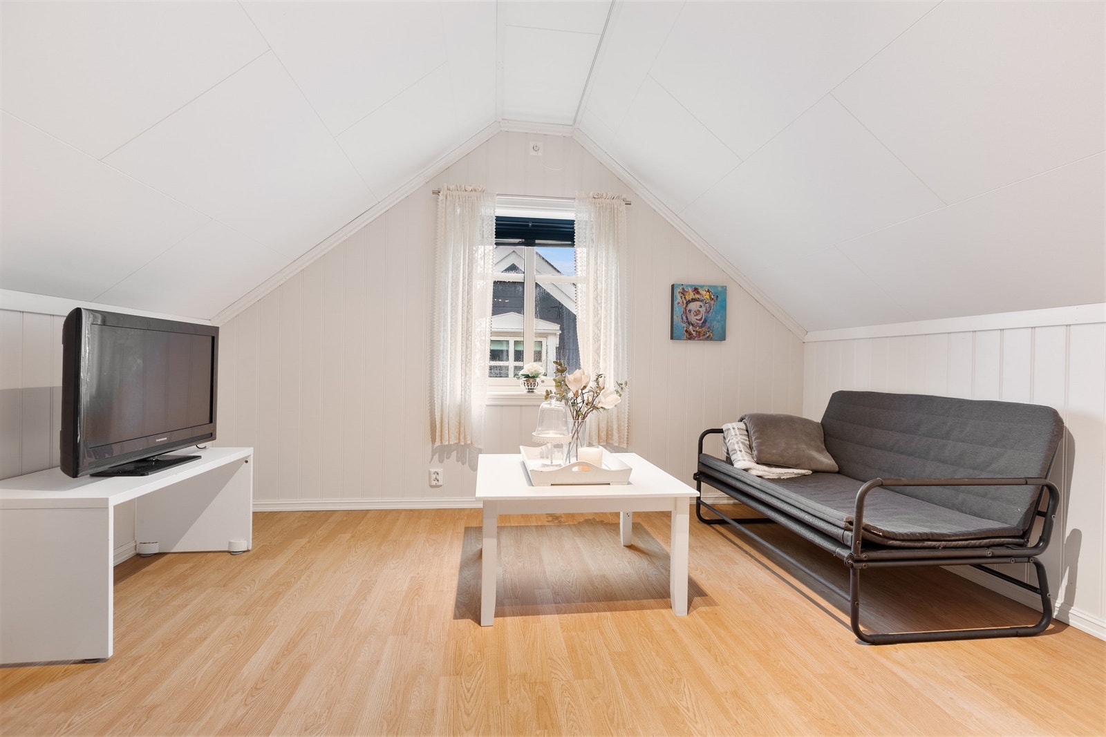 Loftstuen er et perfekt tilholdssted for barn og unge. Gulvet er belagt med laminat. Galleribilde