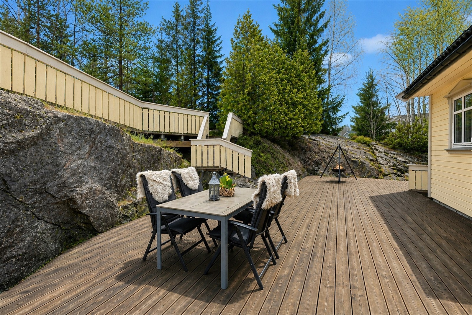 Terrassen er bygget etter terrenget og ligger usjenert til, omkranset av natur og fjellknauser. Galleribilde