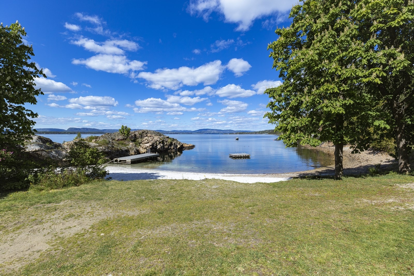 Alværnstranden ligger i kort avstand til Elgfaret. Et populært sted å tilbringe varme sommerdager. Galleribilde