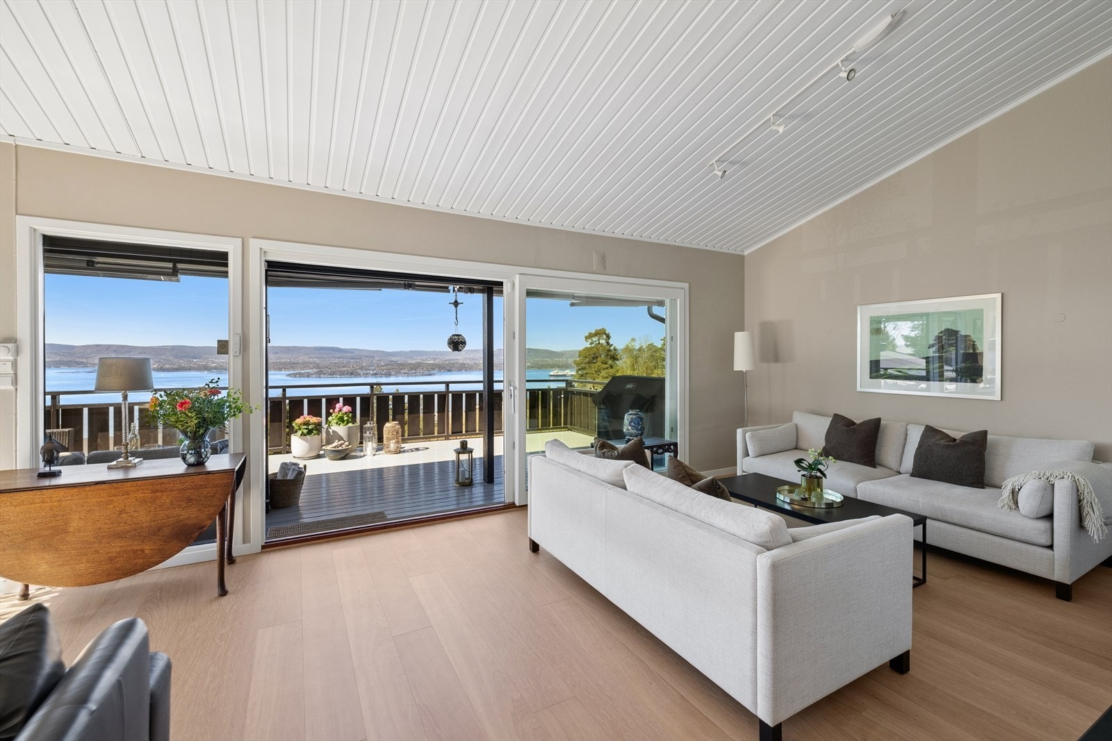 Fra stuen er det utgang via skyvedør til en vestvendt og stor terrasse. Galleribilde