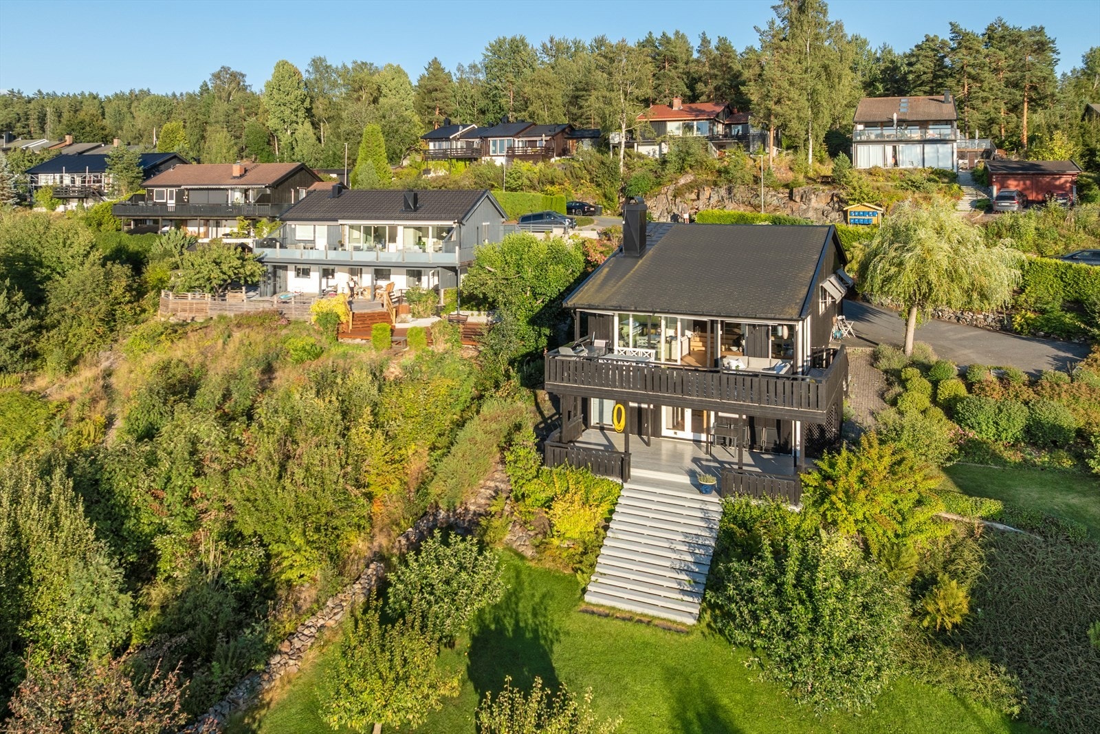 Velkommen til vakre Bjørnemyr. Her får du et rolig og godt etablert boområde med gode barnehager og skoler. Galleribilde