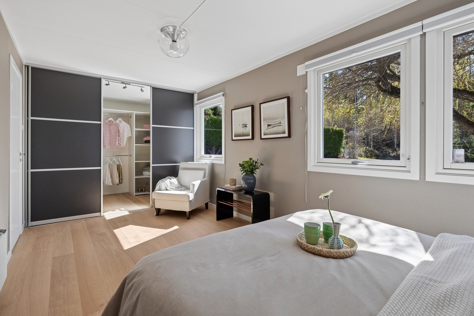 Smart løsning med et eget walk-in-closet skjult bak skyvedører. Rommet var opprinnelig to godkjente soverom. Galleribilde