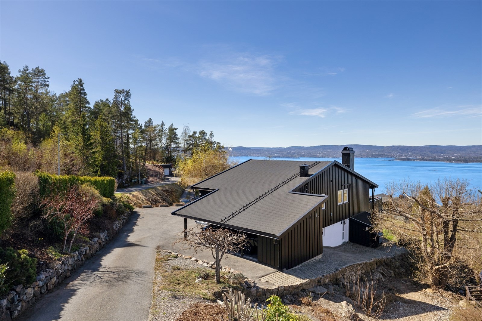 Fra eiendommen har du nærhet til både sjø og strender, samt flotte turområder med lysløpye. Galleribilde