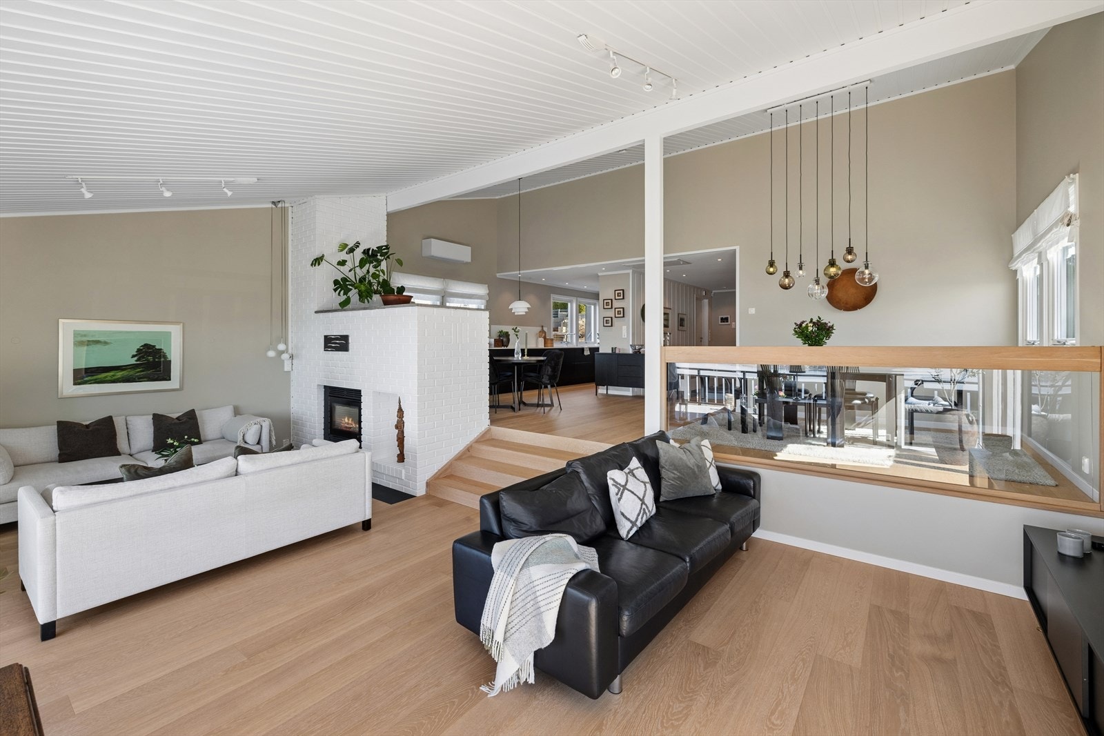 Stuen er fordelt over to nivåer, noe som skaper definerte soner og en spennende romfølelse. Galleribilde